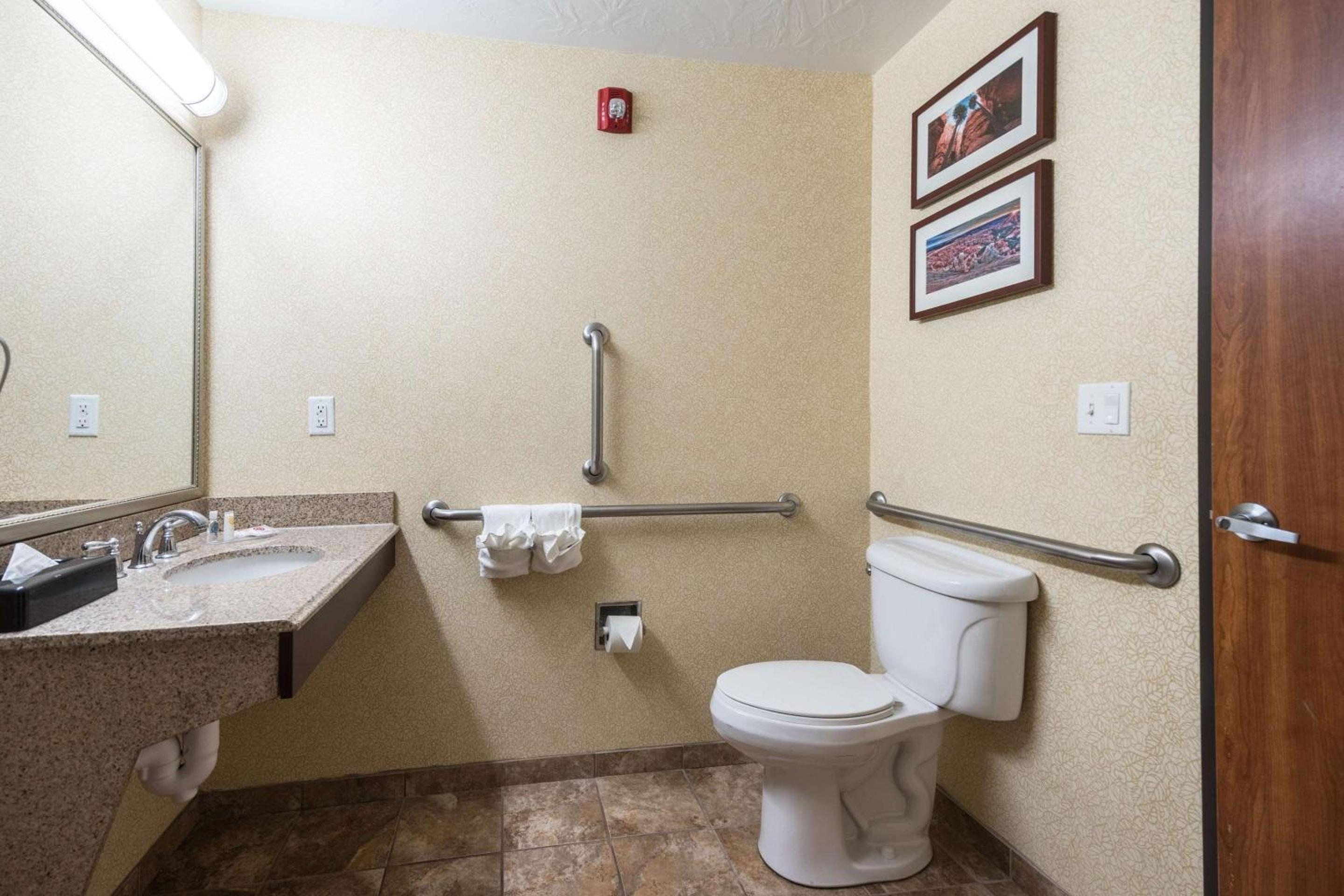 Queen Room with Two Queen Beds - Disability Access photo 3