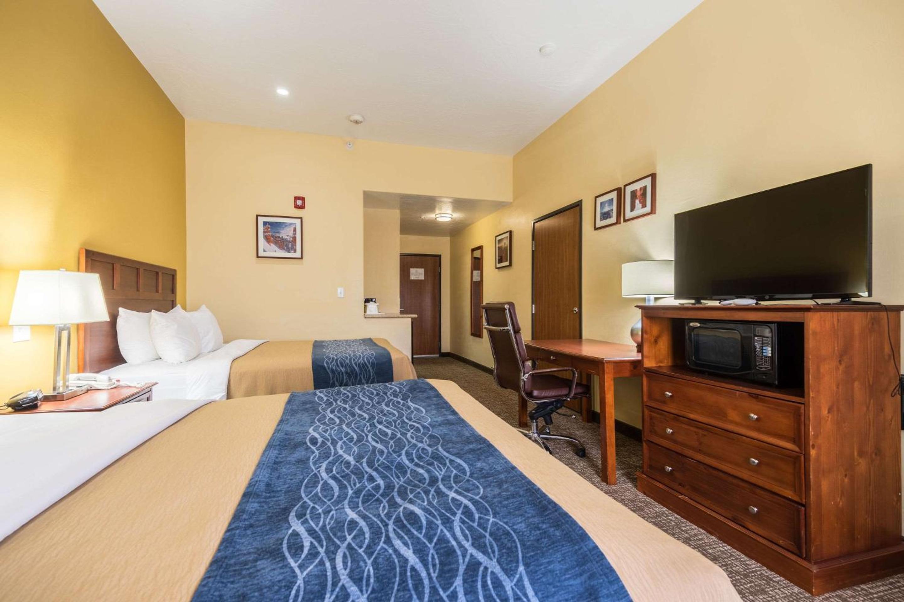 Queen Room with Two Queen Beds - Disability Access photo 2