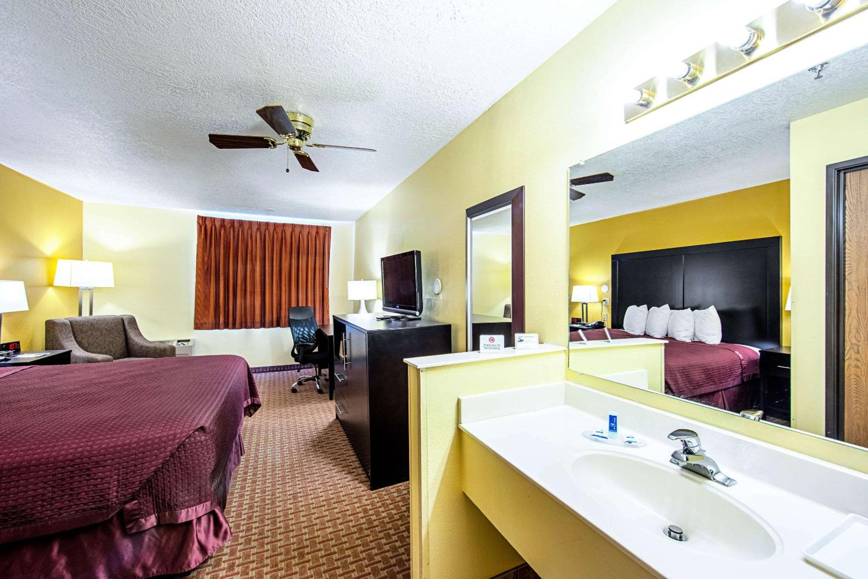 King Room - Non-Smoking - Photo 1