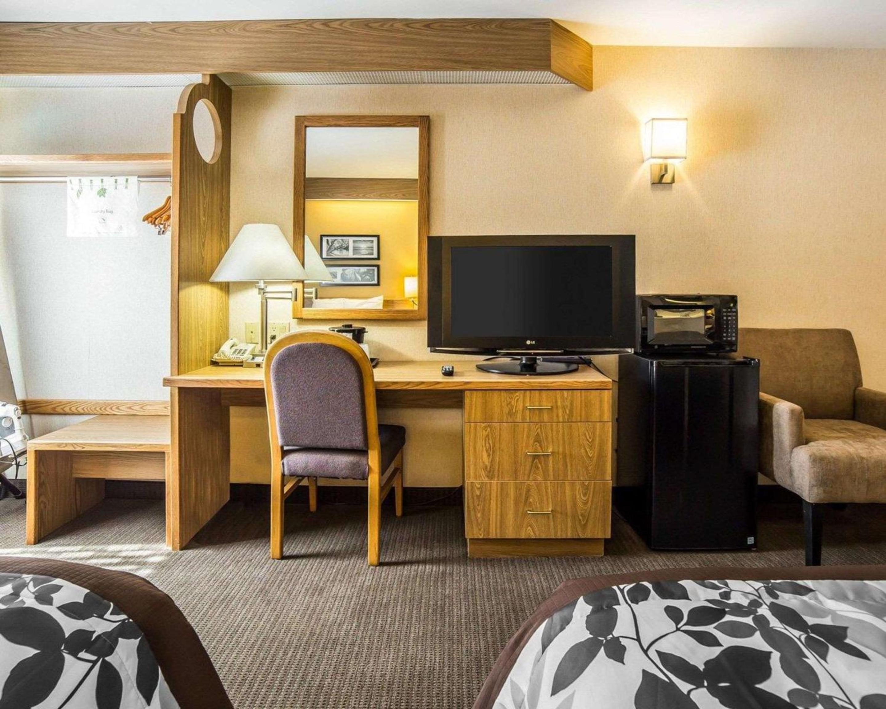 Queen Room with Two Queen Beds - Non-Smoking - Photo 5