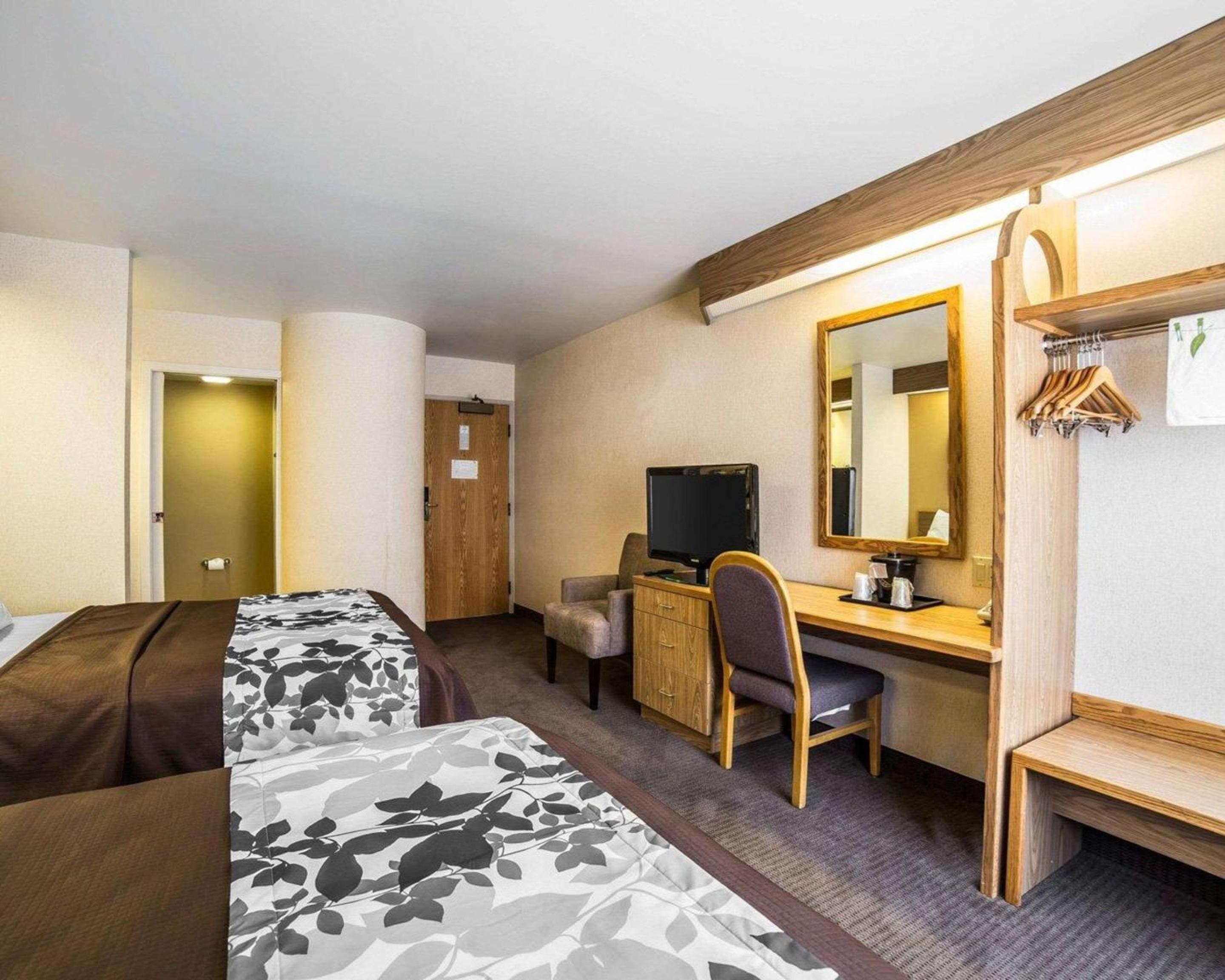 Queen Room with Two Queen Beds - Non-Smoking - Photo 8