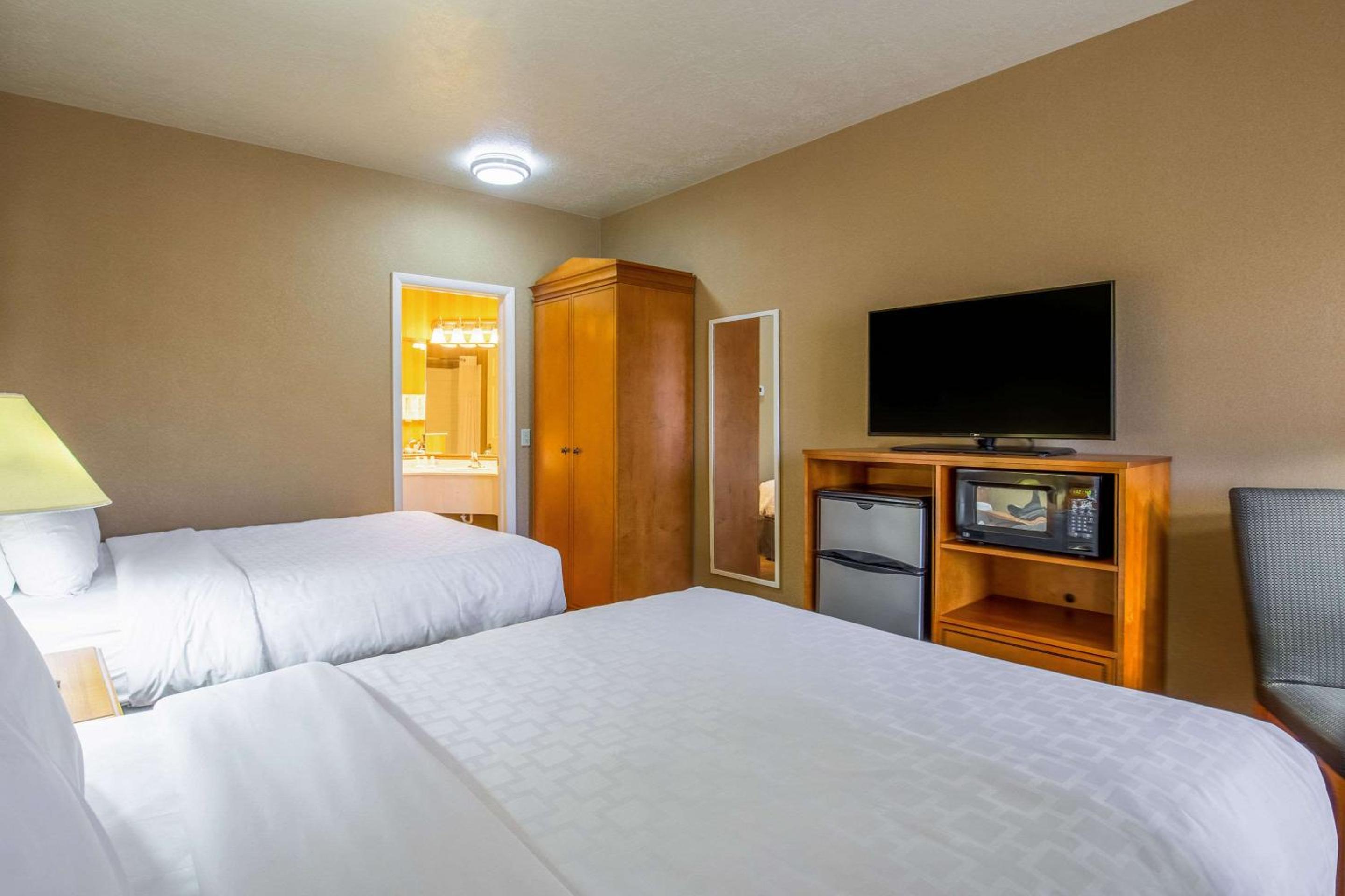 Queen Suite with Two Queen Beds - Non-Smoking photo 1