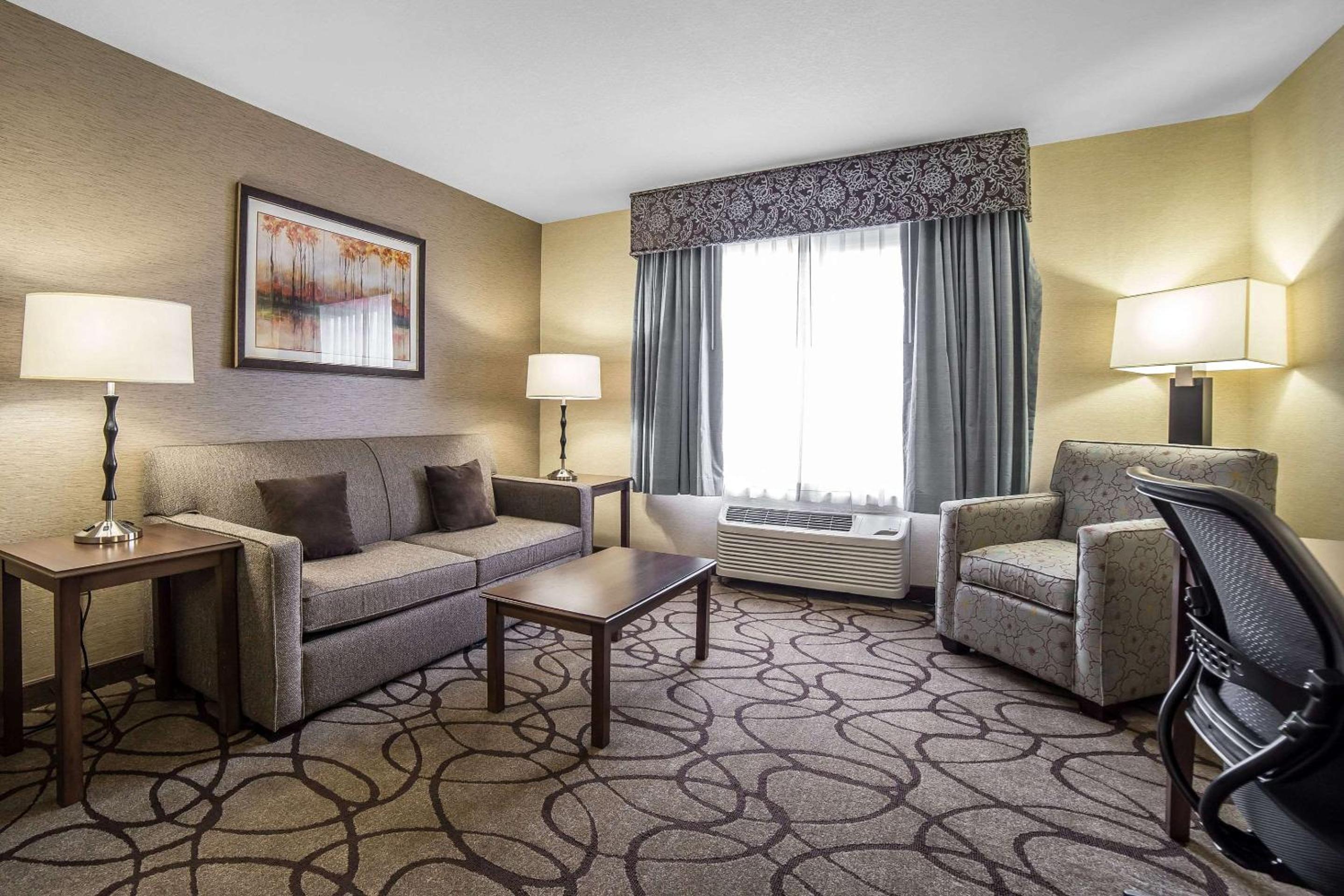 Queen Suite - Non-Smoking - Photo 2