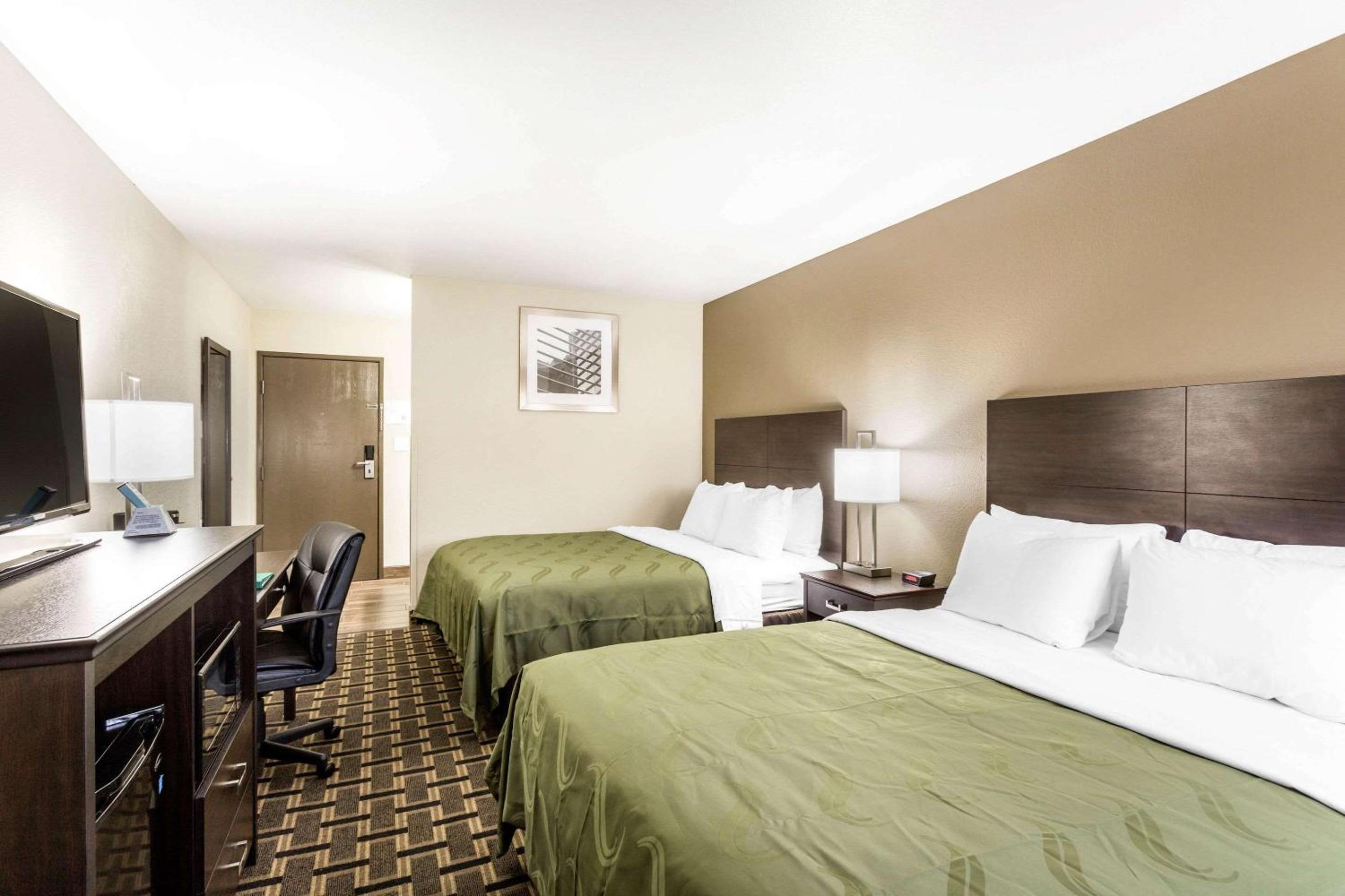 Queen Room with Two Queen Beds - Photo 2