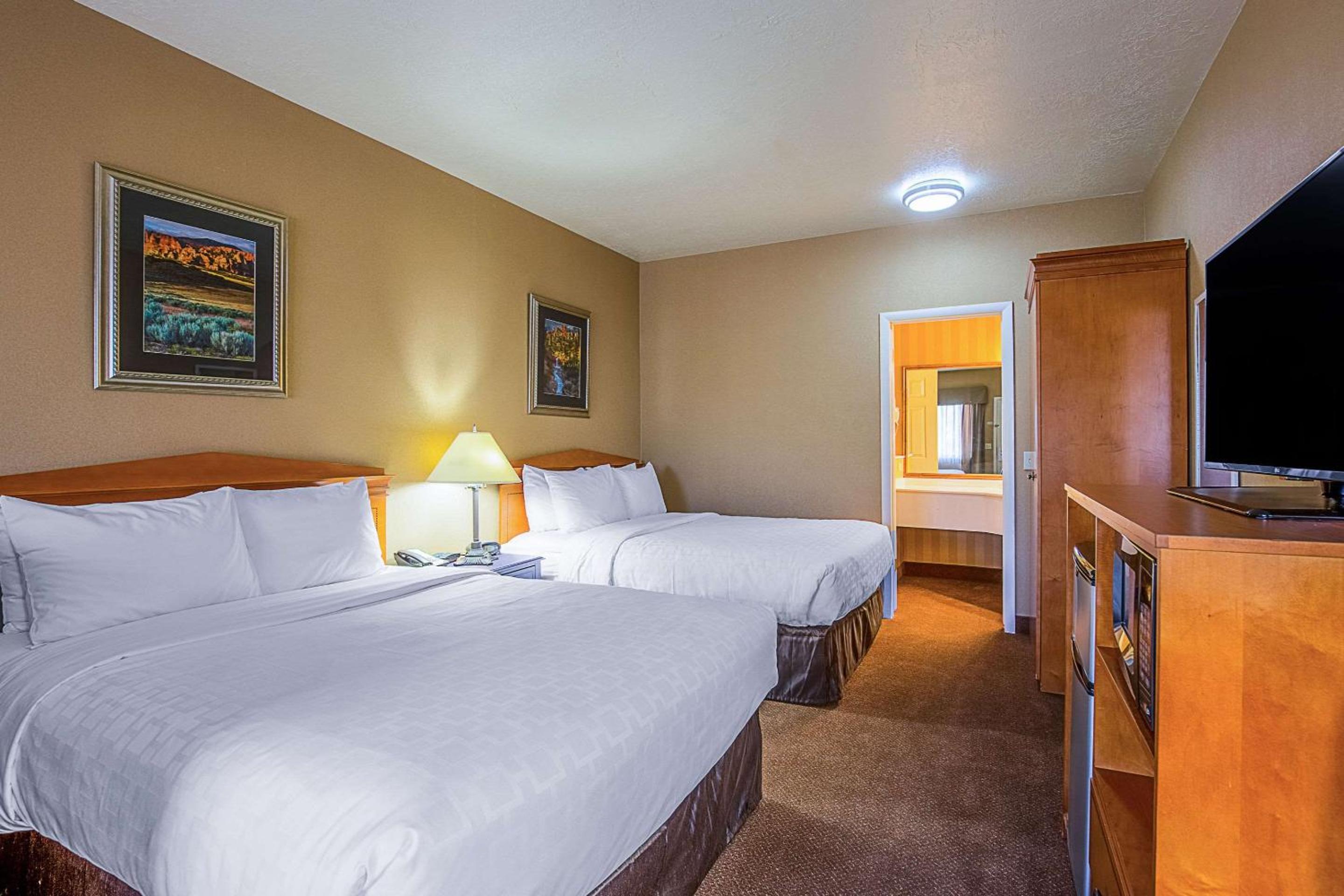 Queen Suite with Two Queen Beds - Non-Smoking photo 3