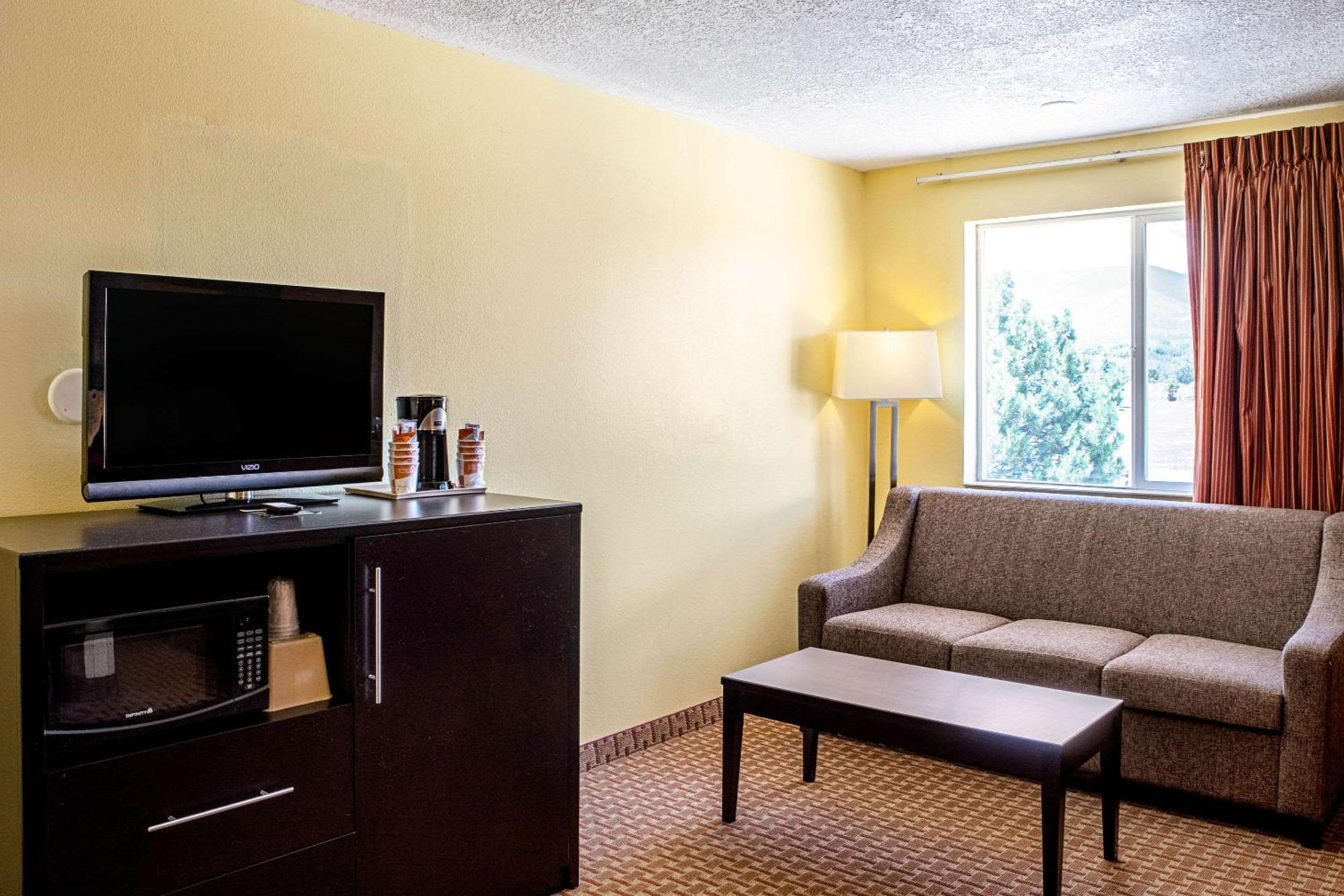 Queen Suite with Two Queen Beds - Non Smoking - Photo 1