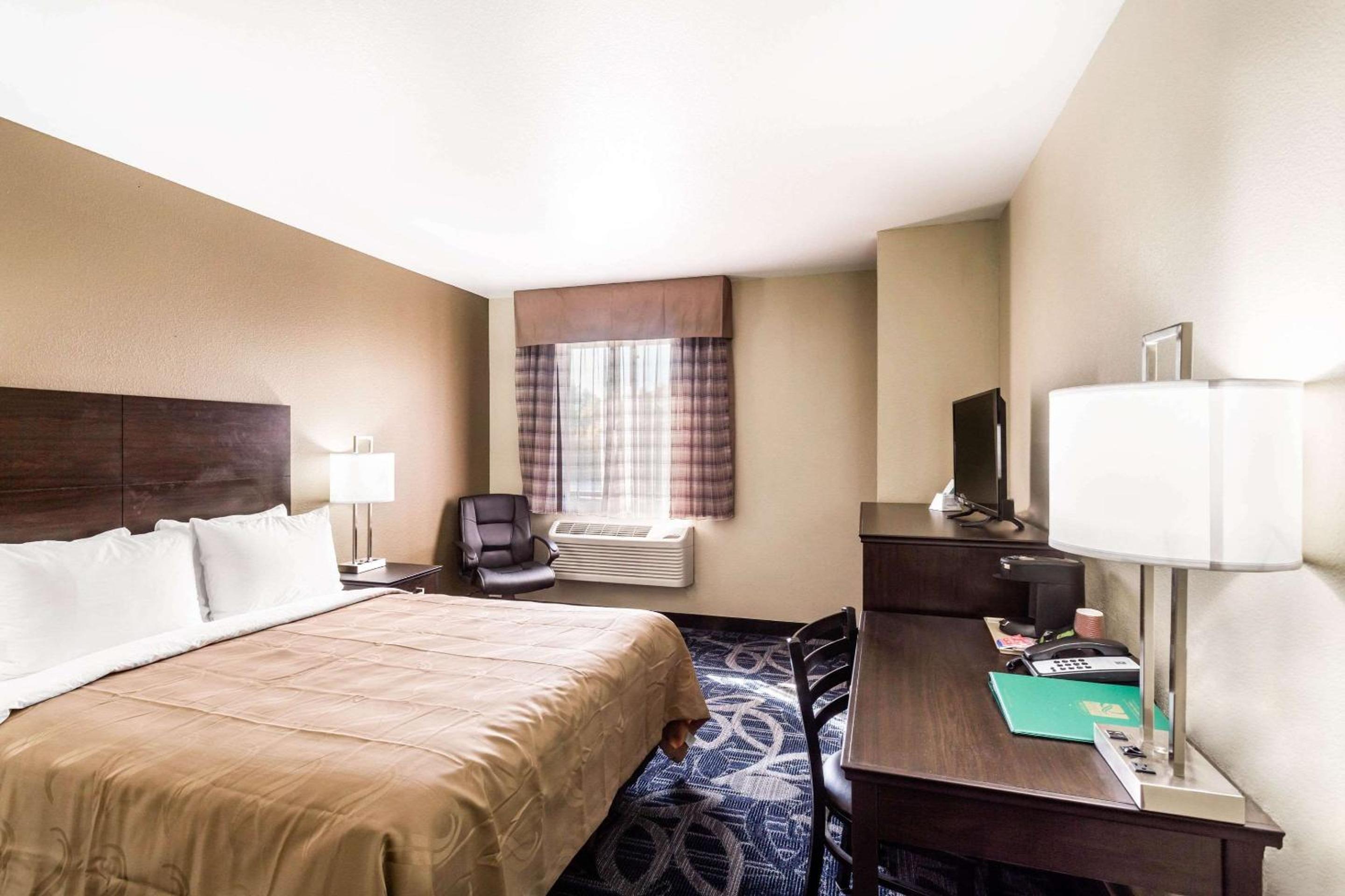 King Room - Non-Smoking - Photo 7