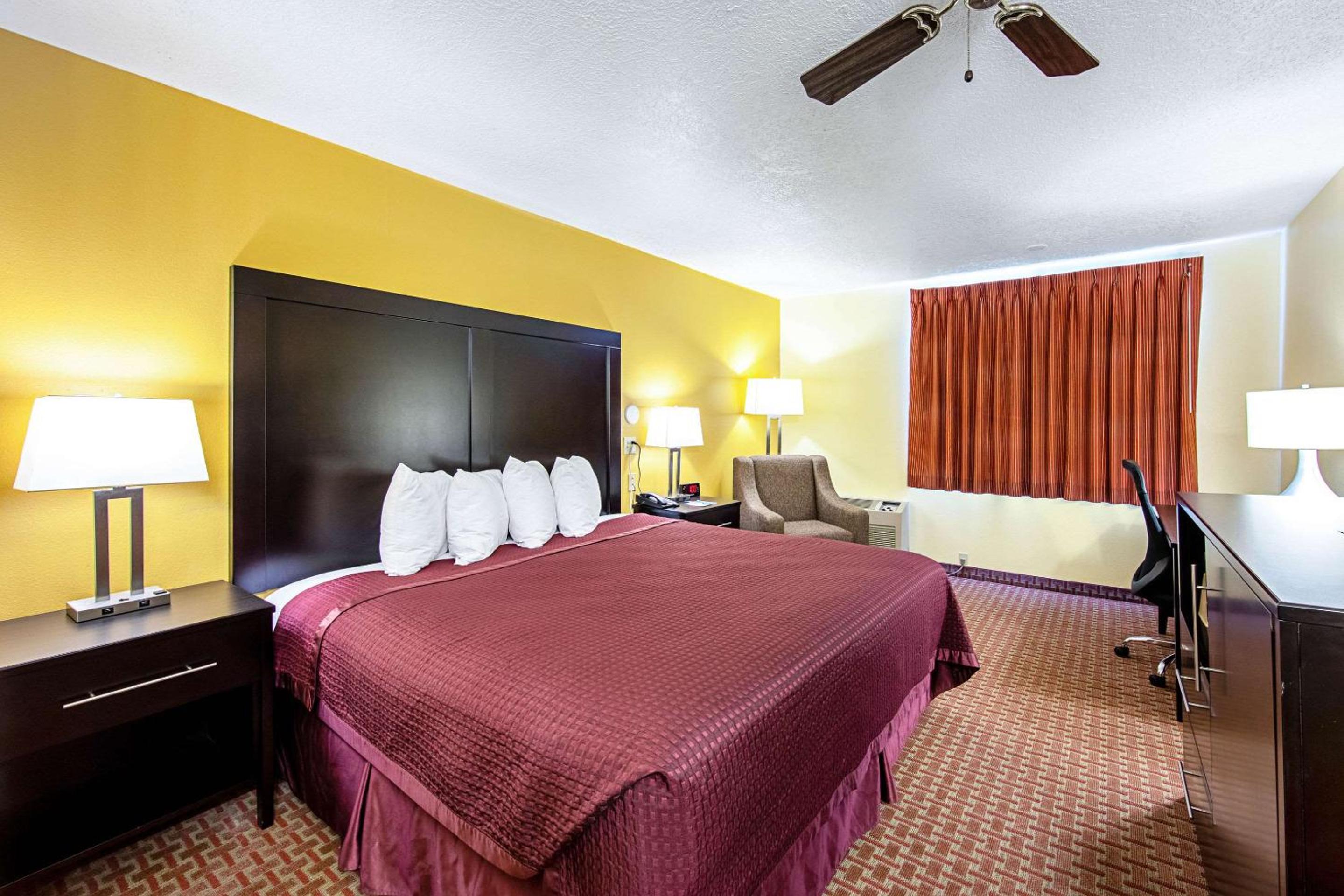 King Room - Non-Smoking - Photo 3