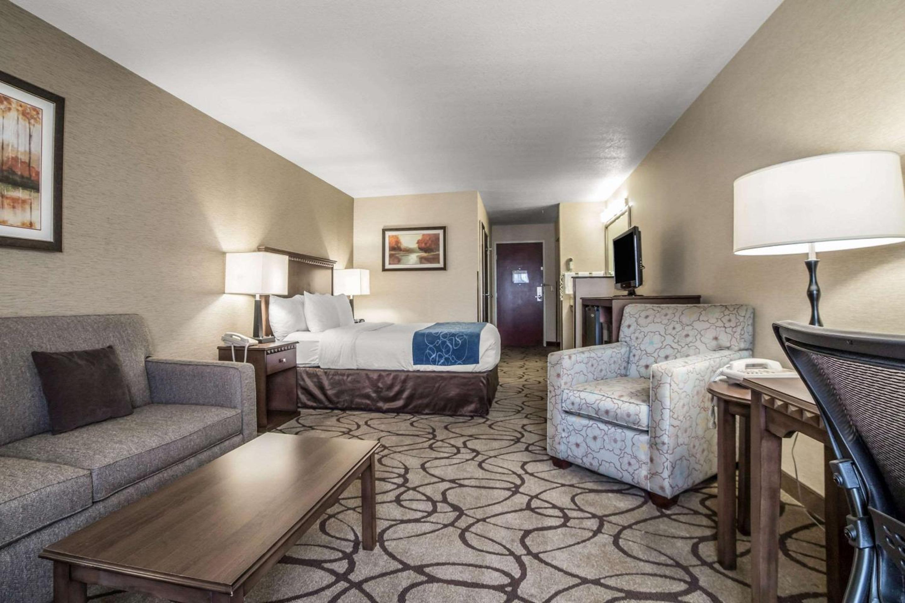 Queen Suite - Accessible/Non-Smoking - Photo 3