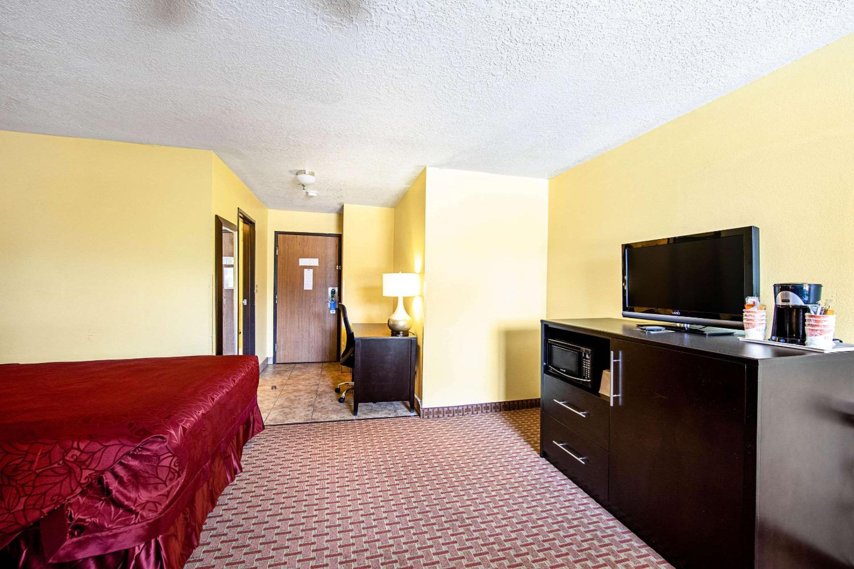 Queen Suite with Two Queen Beds - Non Smoking - Photo 3