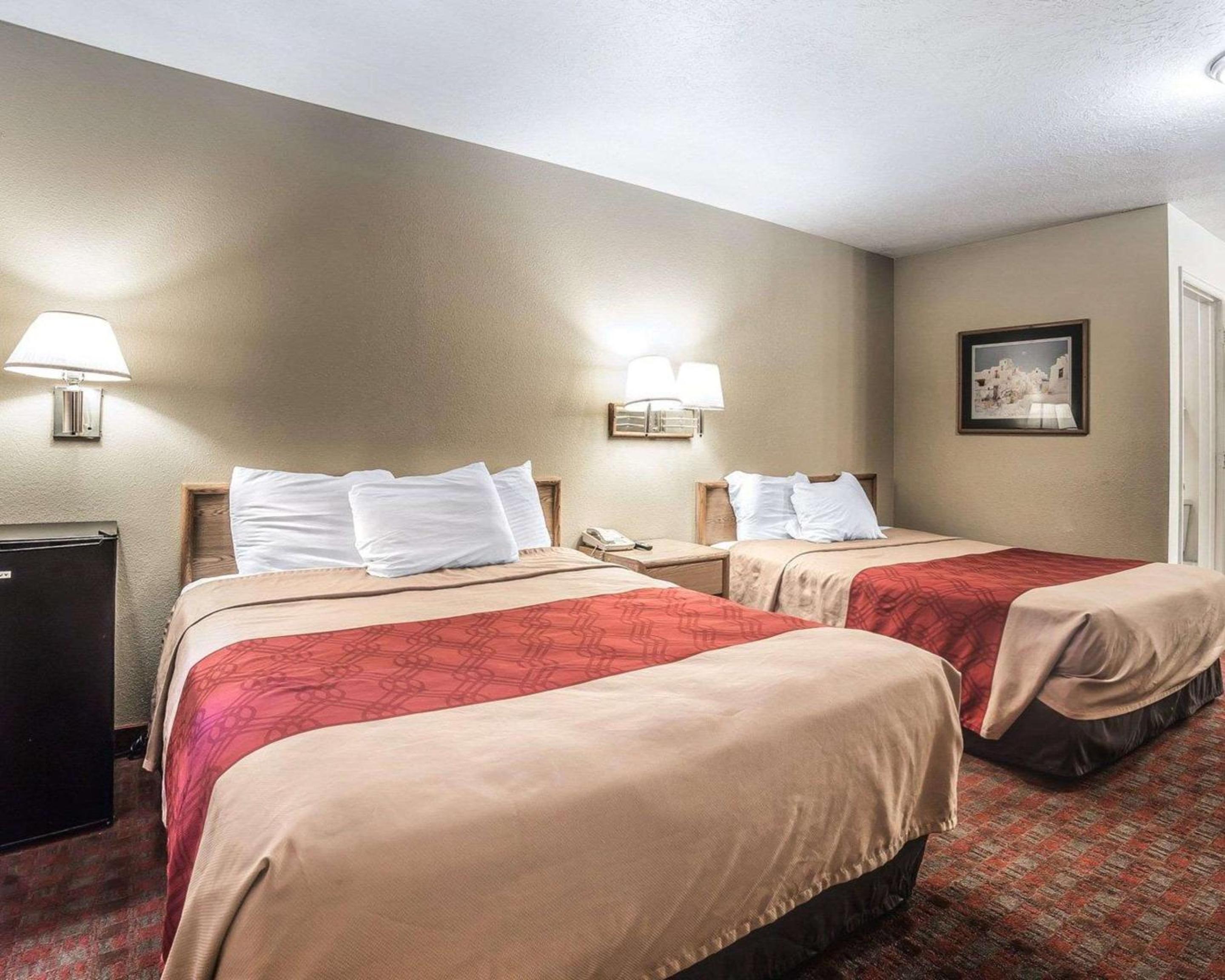 Queen Room with Two Queen Beds - Non-Smoking - Photo 1