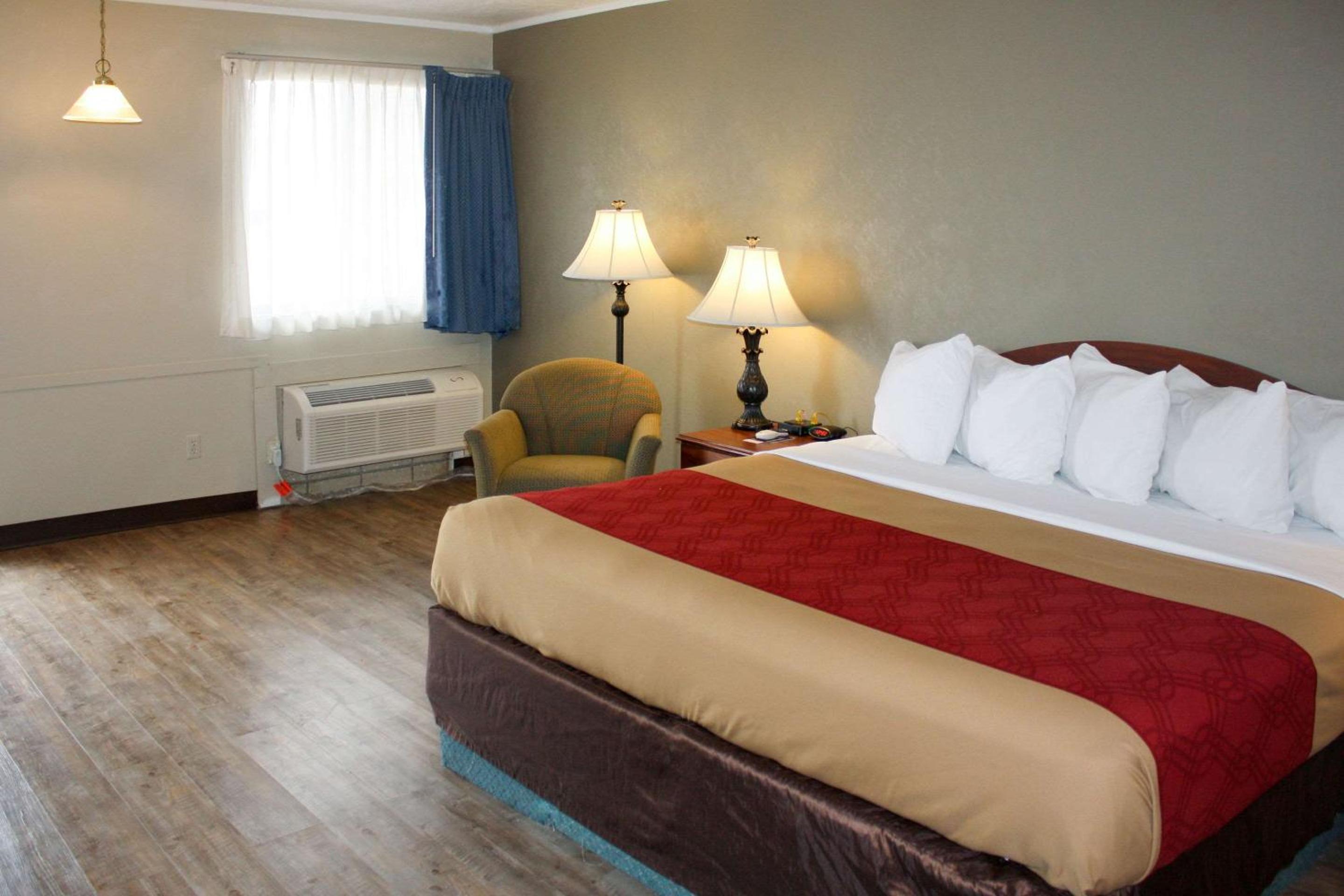Deluxe King Room - Non-Smoking - Photo 1