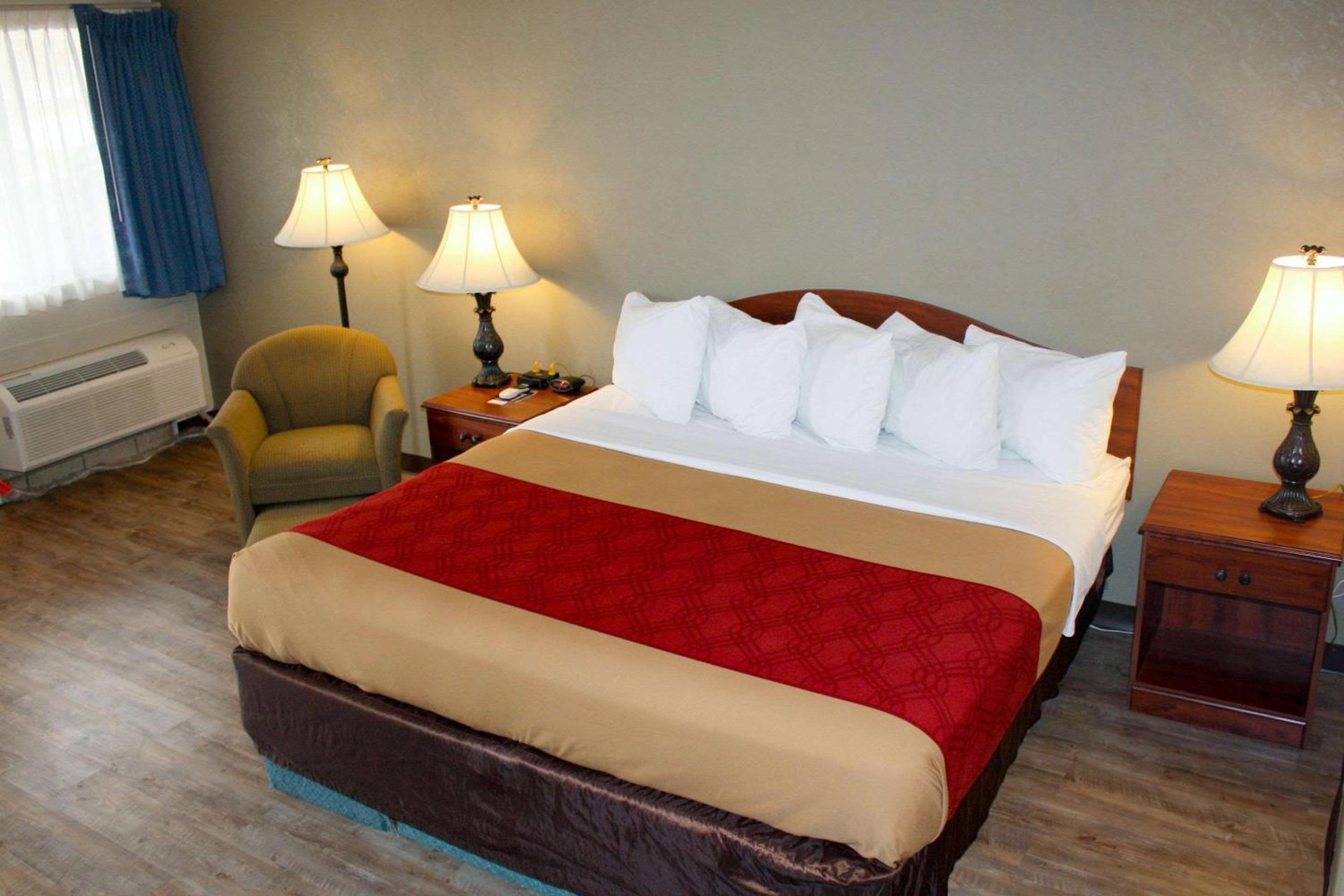 Deluxe King Room - Non-Smoking - Photo 2