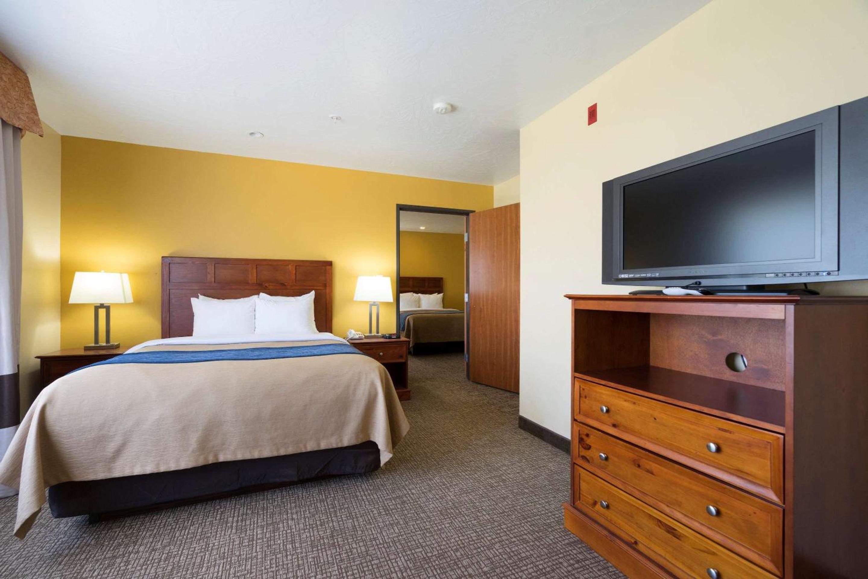 Queen Suite with Three Queen Beds photo 3