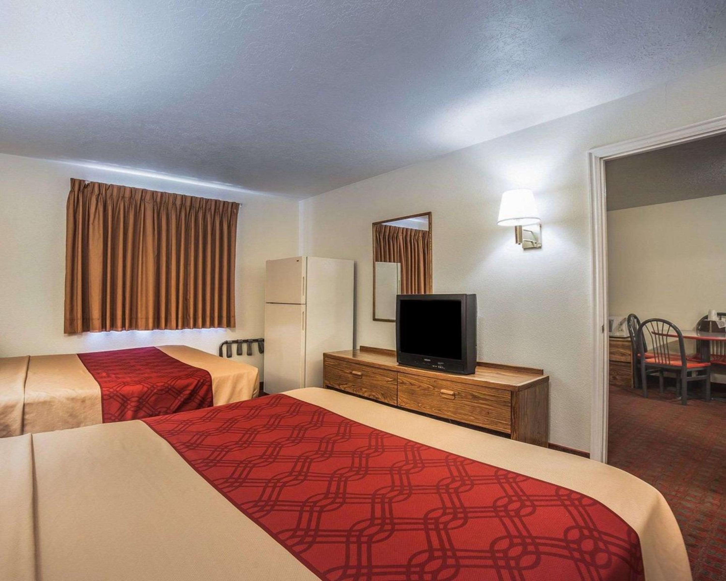Queen Room with Two Queen Beds - Non-Smoking - Photo 3