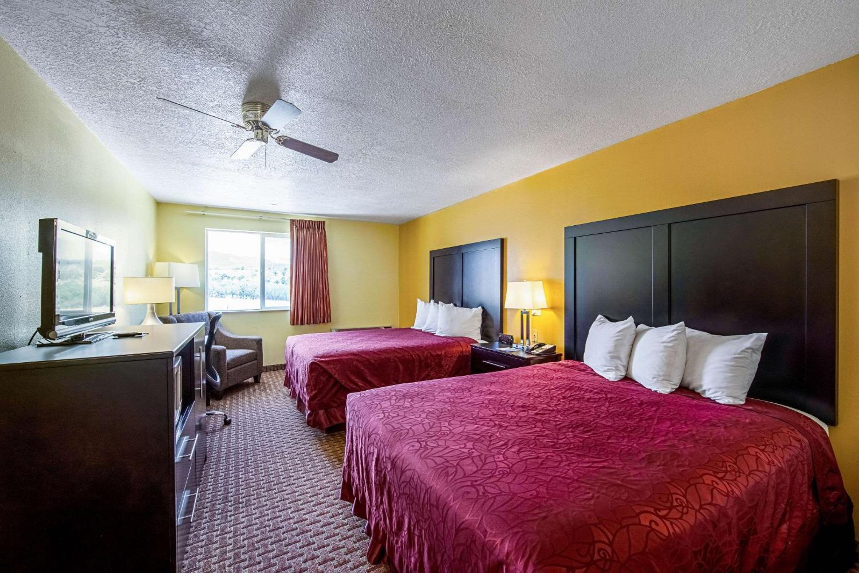 Queen Room with Two Queen Beds - Non-Smoking - Photo 3