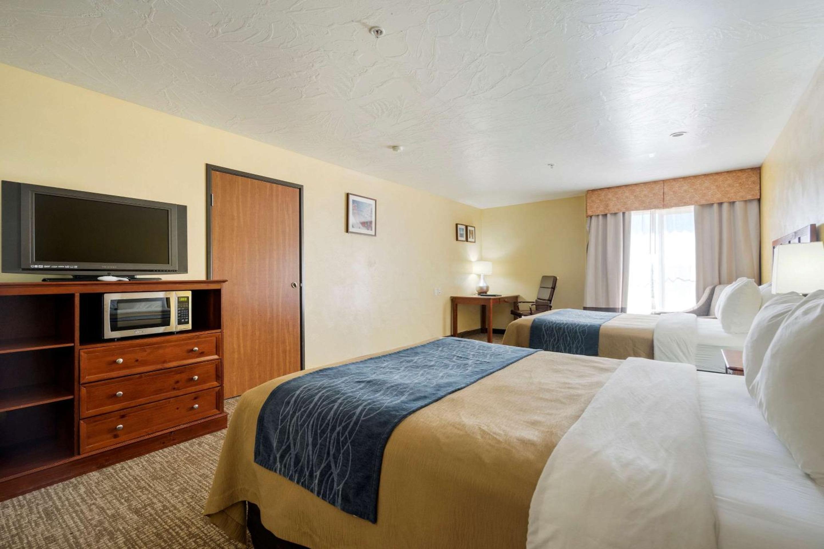 Queen Room with Two Queen Beds photo 3