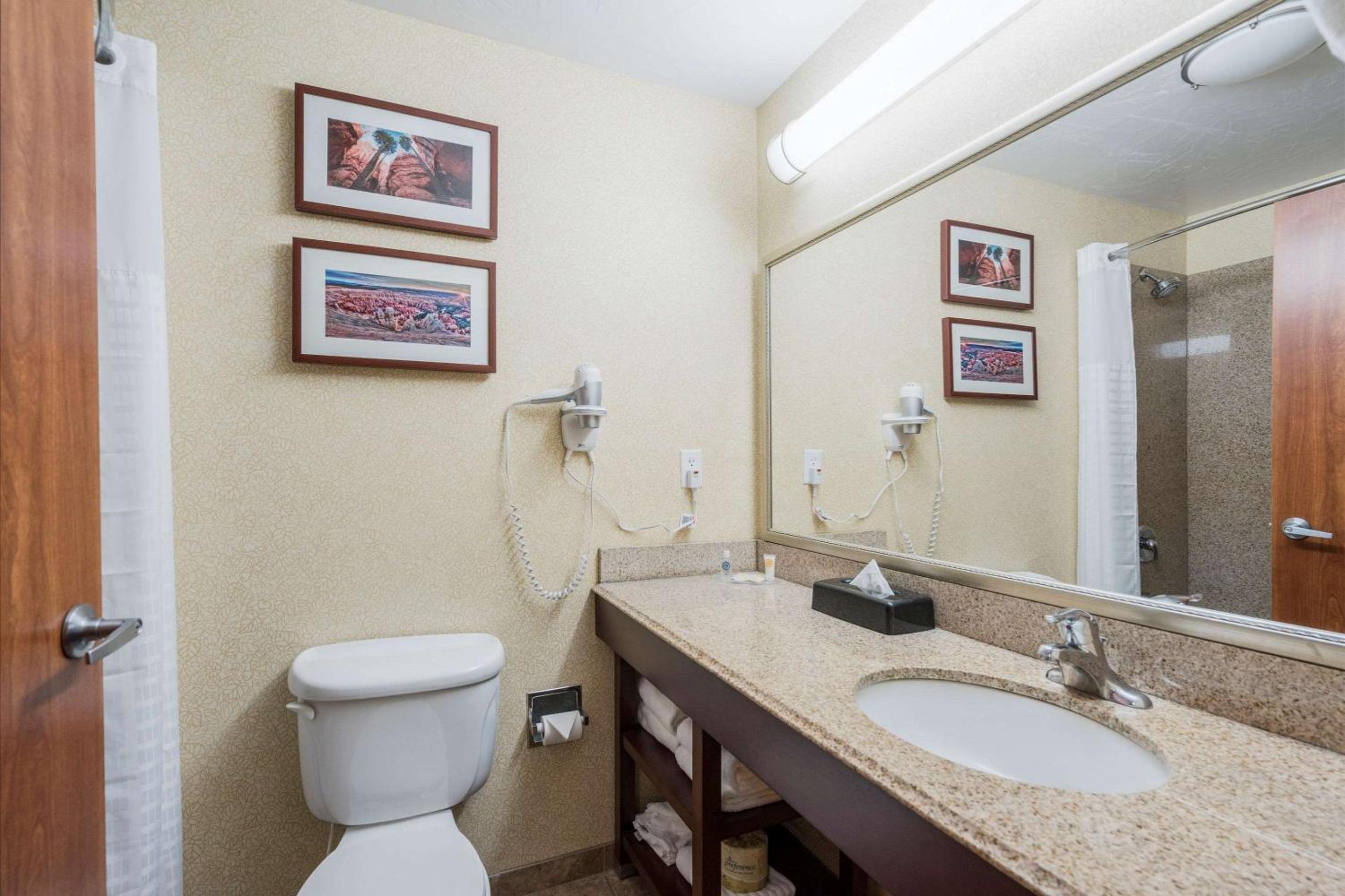 Queen Room with Two Queen Beds photo 2