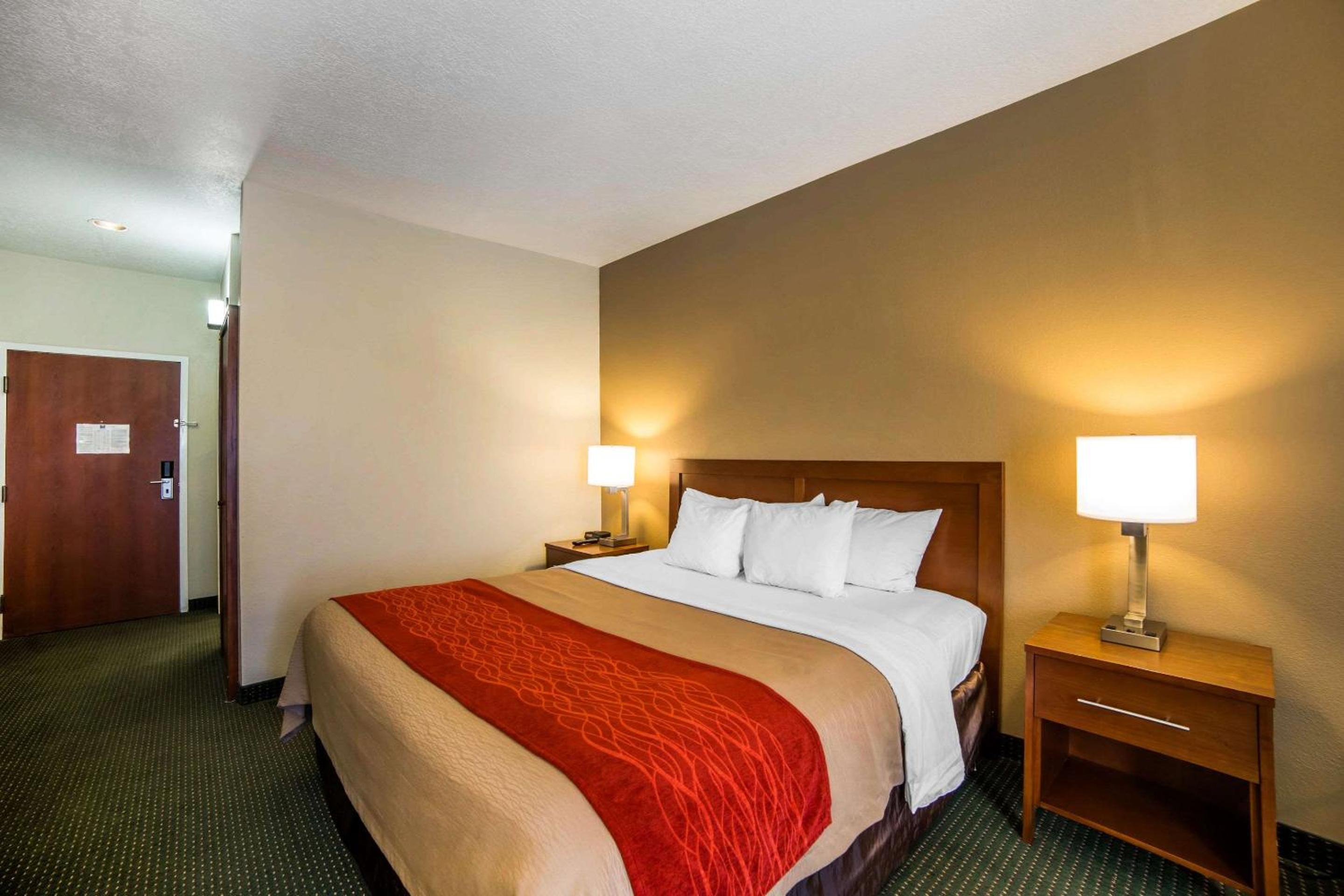 King Room - Non-Smoking - Photo 3