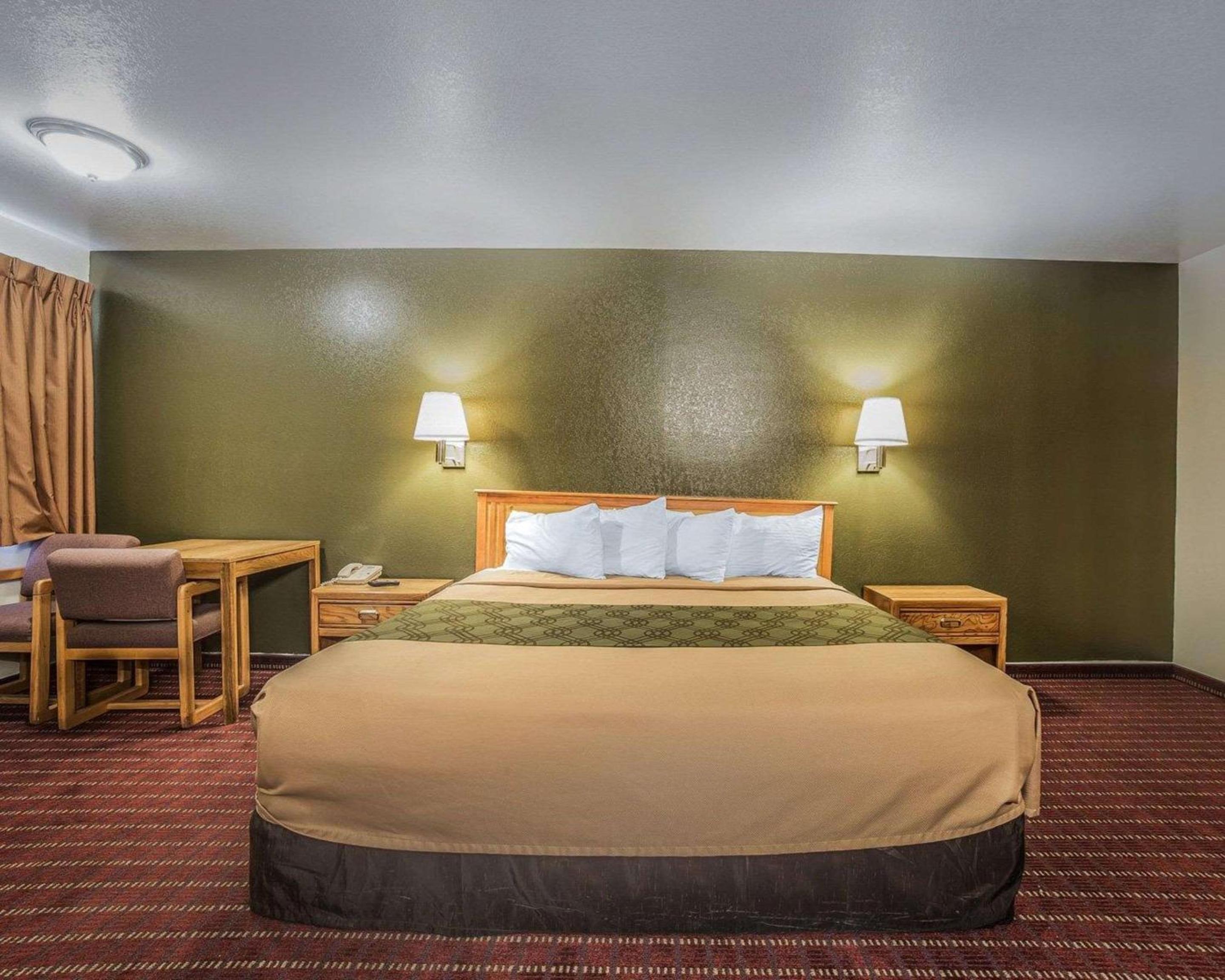 King Room - Non-Smoking - Photo 1