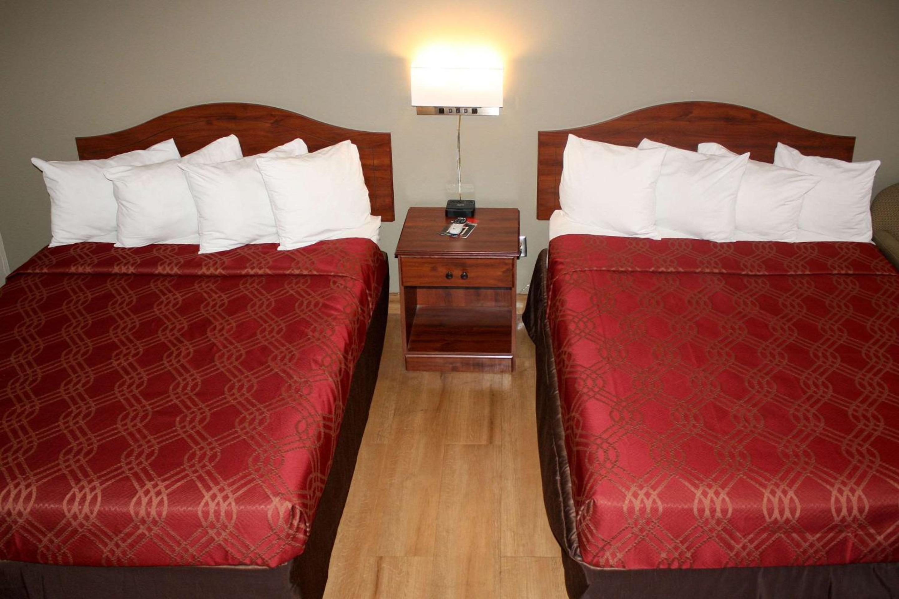 Queen Room with Two Queen Beds - Pet Friendly - Photo 4