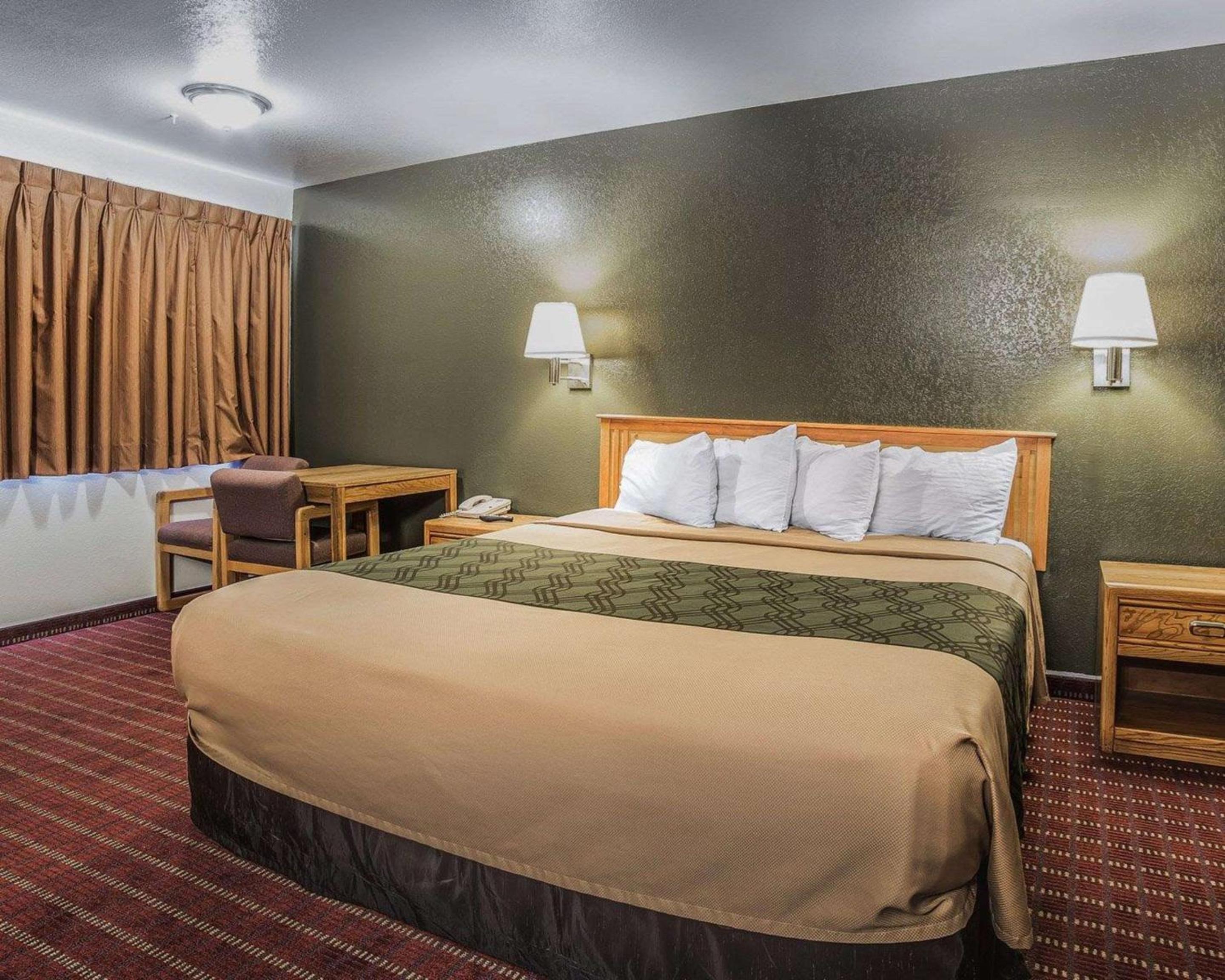 King Room - Non-Smoking - Photo 6