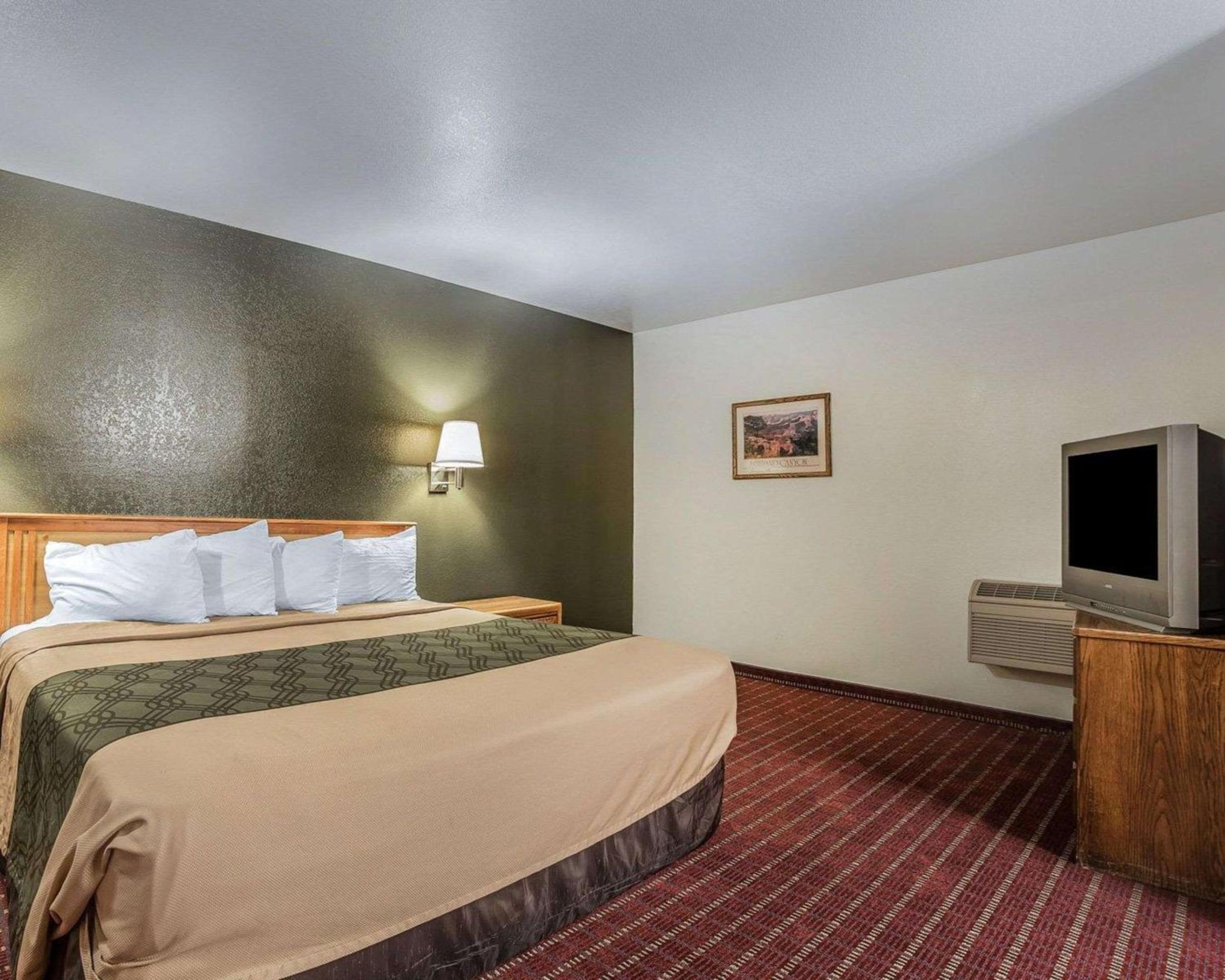 King Room - Non-Smoking - Photo 4