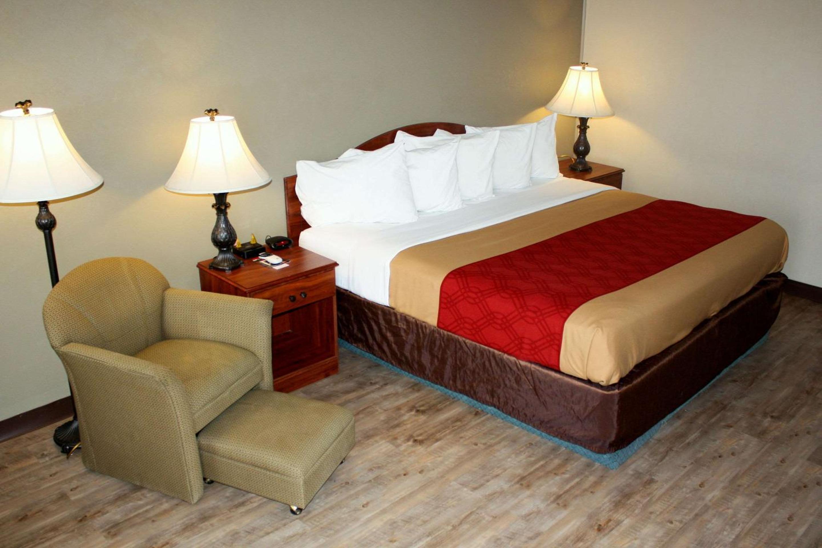 Deluxe King Room - Non-Smoking - Photo 3