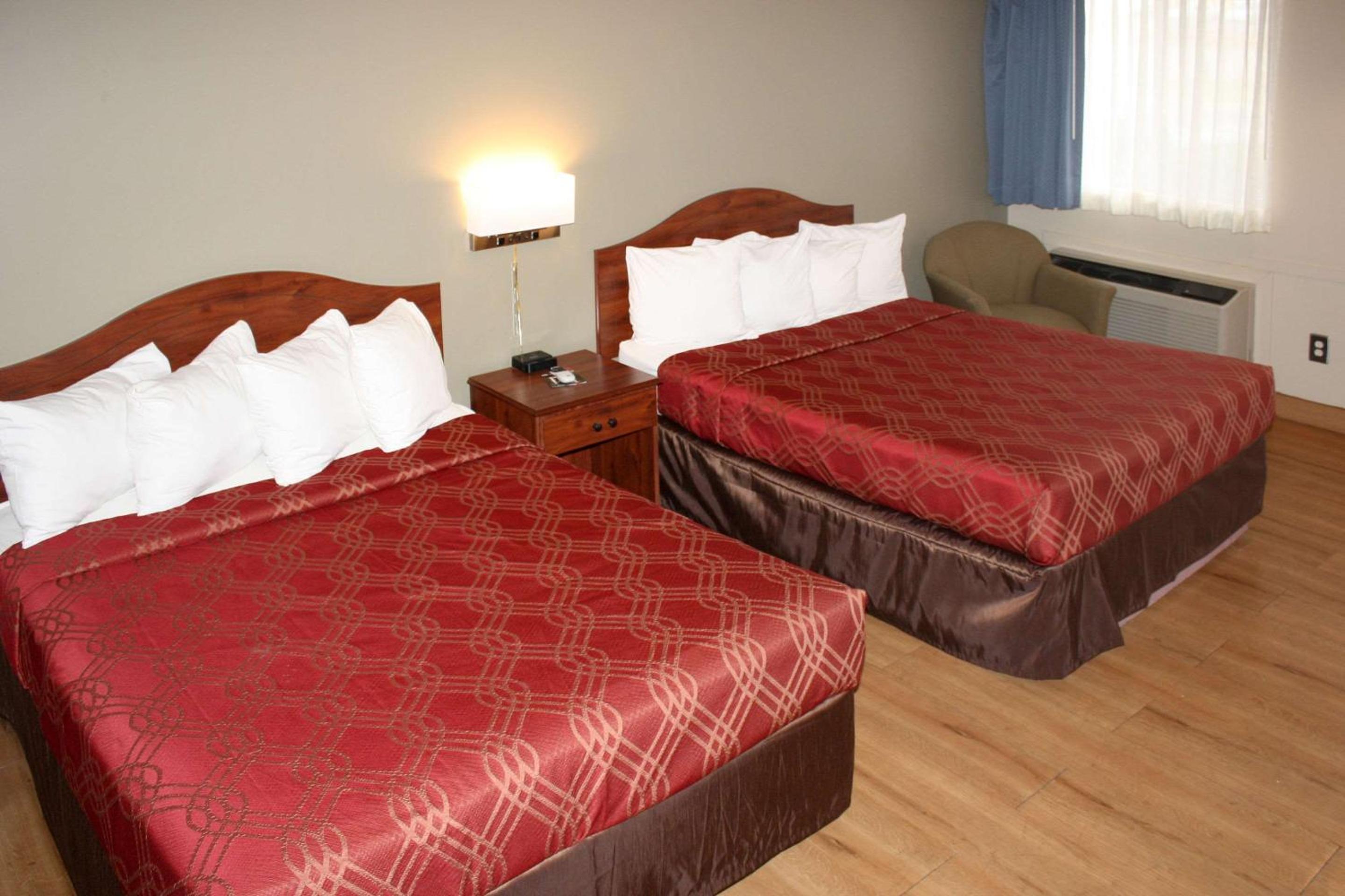 Queen Room with Two Queen Beds - Pet Friendly - Photo 3