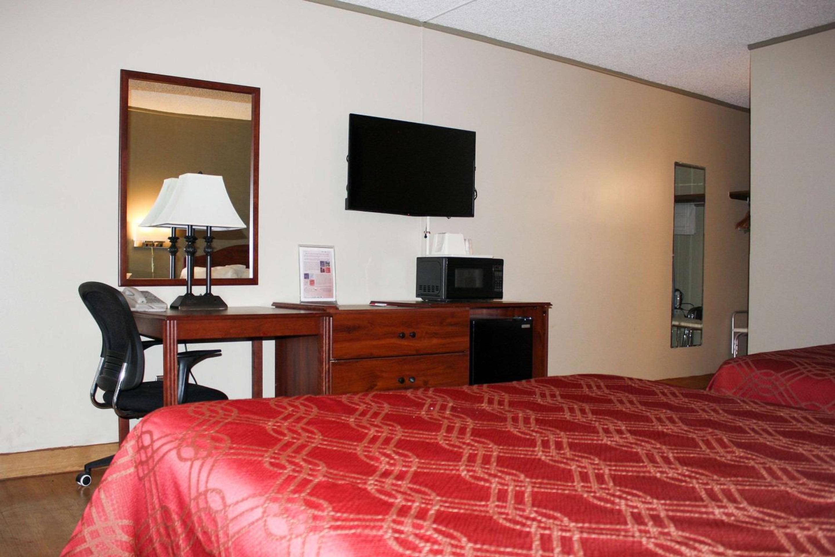 Queen Room with Two Queen Beds - Pet Friendly - Photo 1