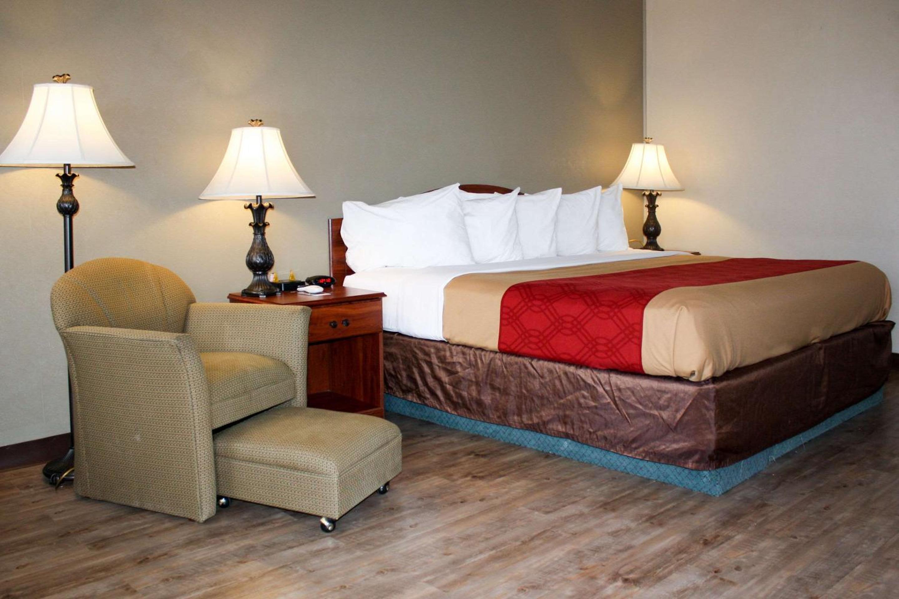 Deluxe King Room - Non-Smoking - Photo 4