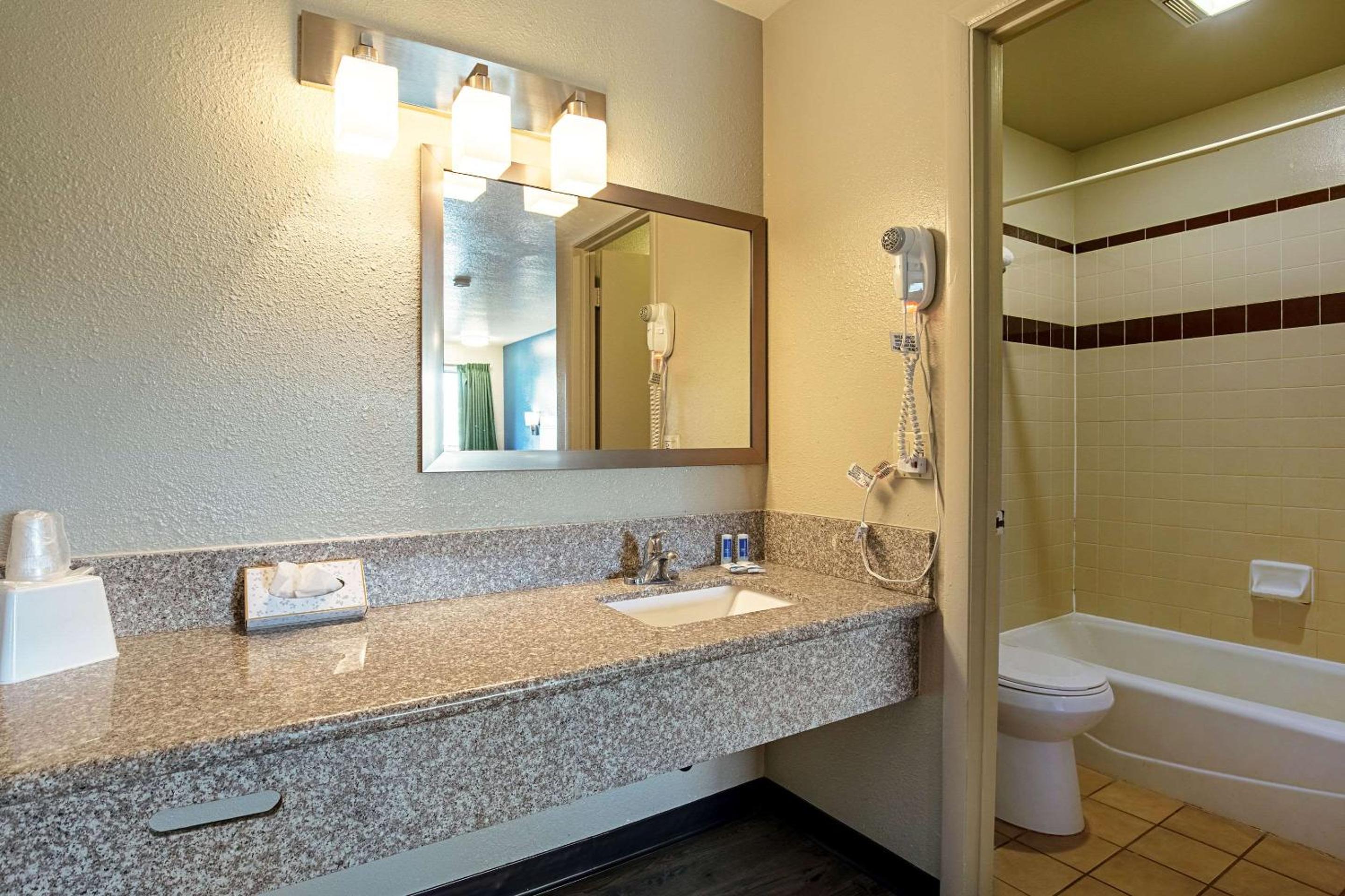 King Room - Non-Smoking - Photo 4