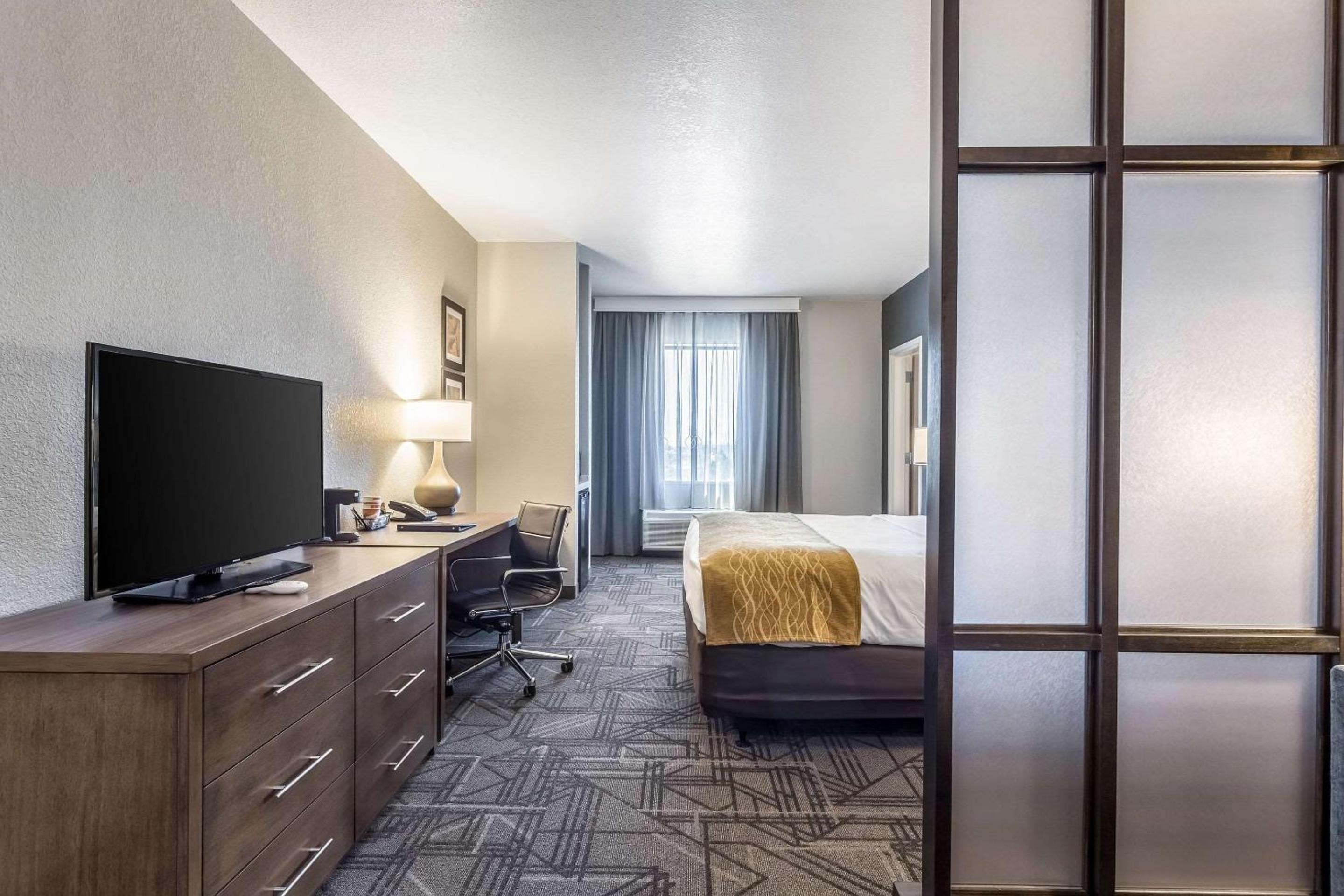 King Suite - Accessible/Non-Smoking photo 1