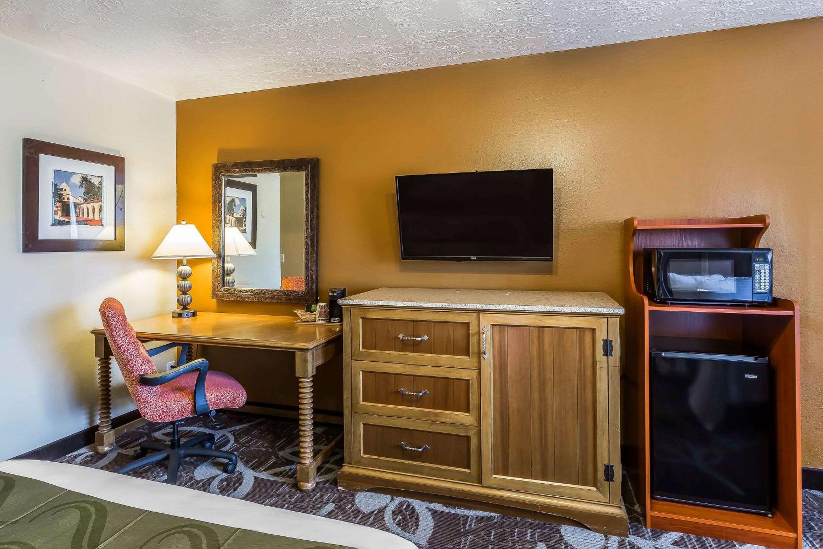 Queen Room with Two Queen Beds - Non-Smoking photo 1