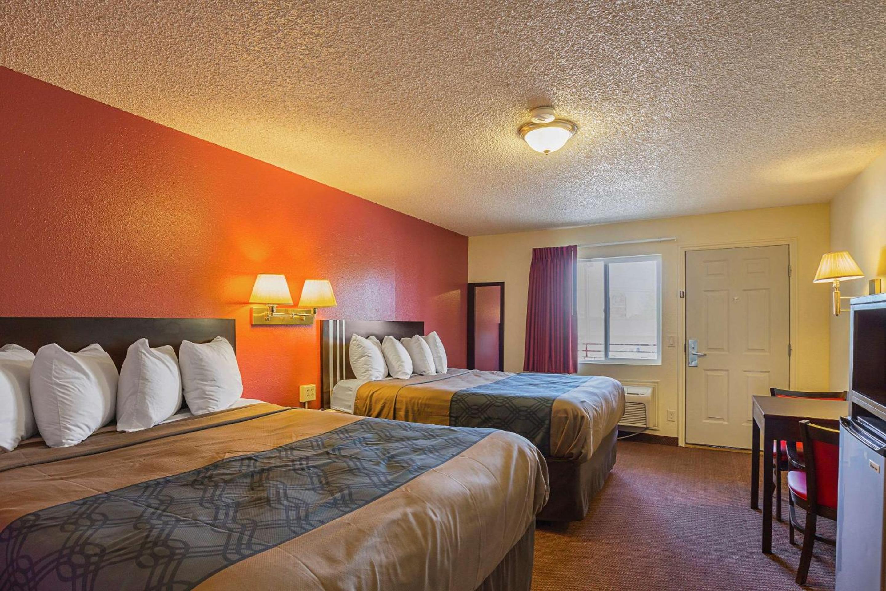 Queen Room with Two Queen Beds - Non-Smoking - Photo 1