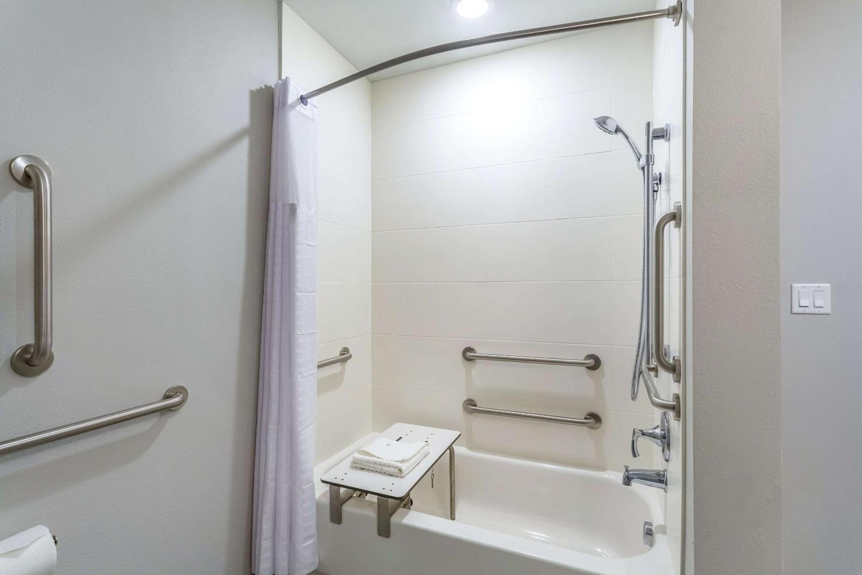 King Room - Accessible/Non-Smoking photo 2