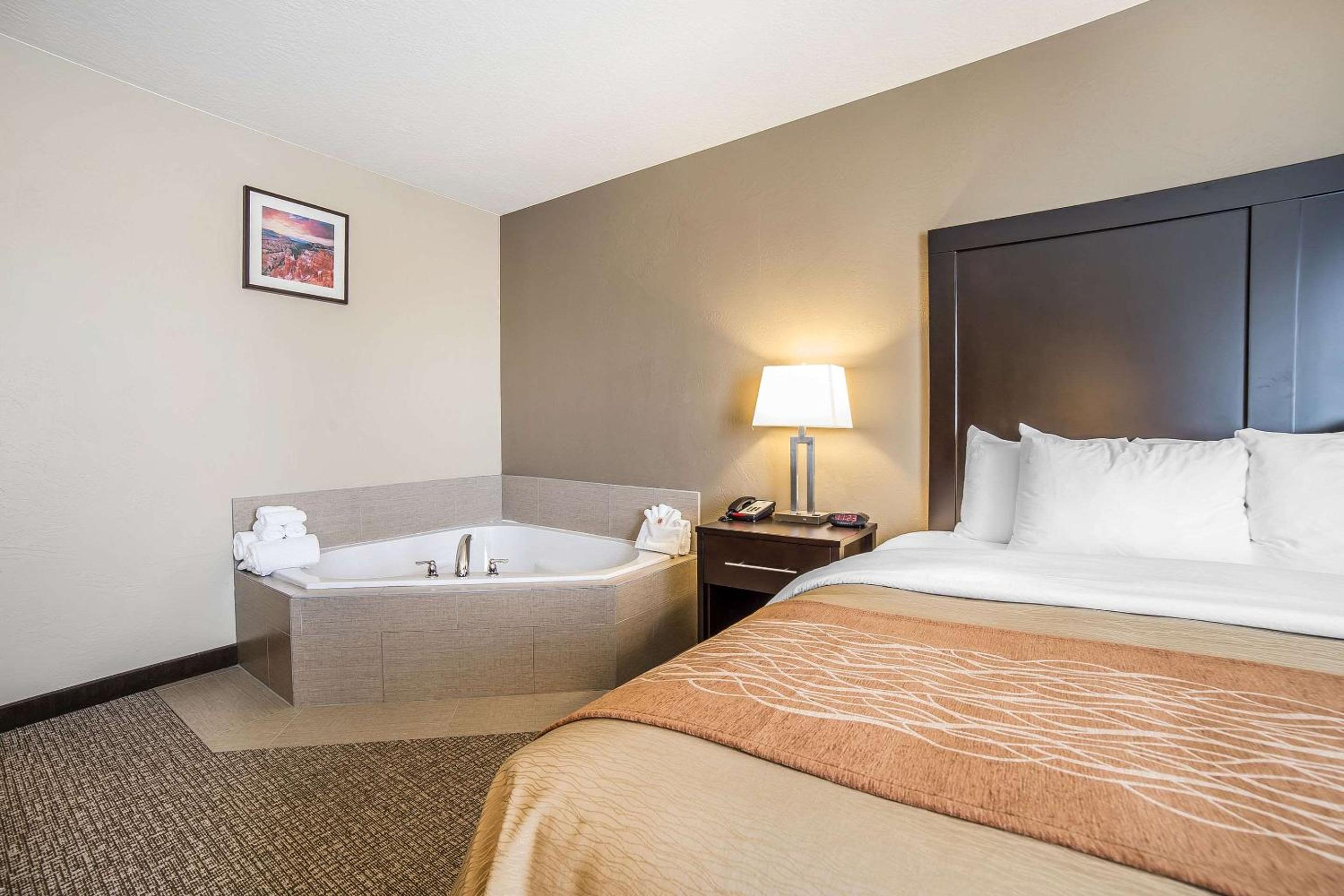 King Suite with Whirlpool - Non-Smoking