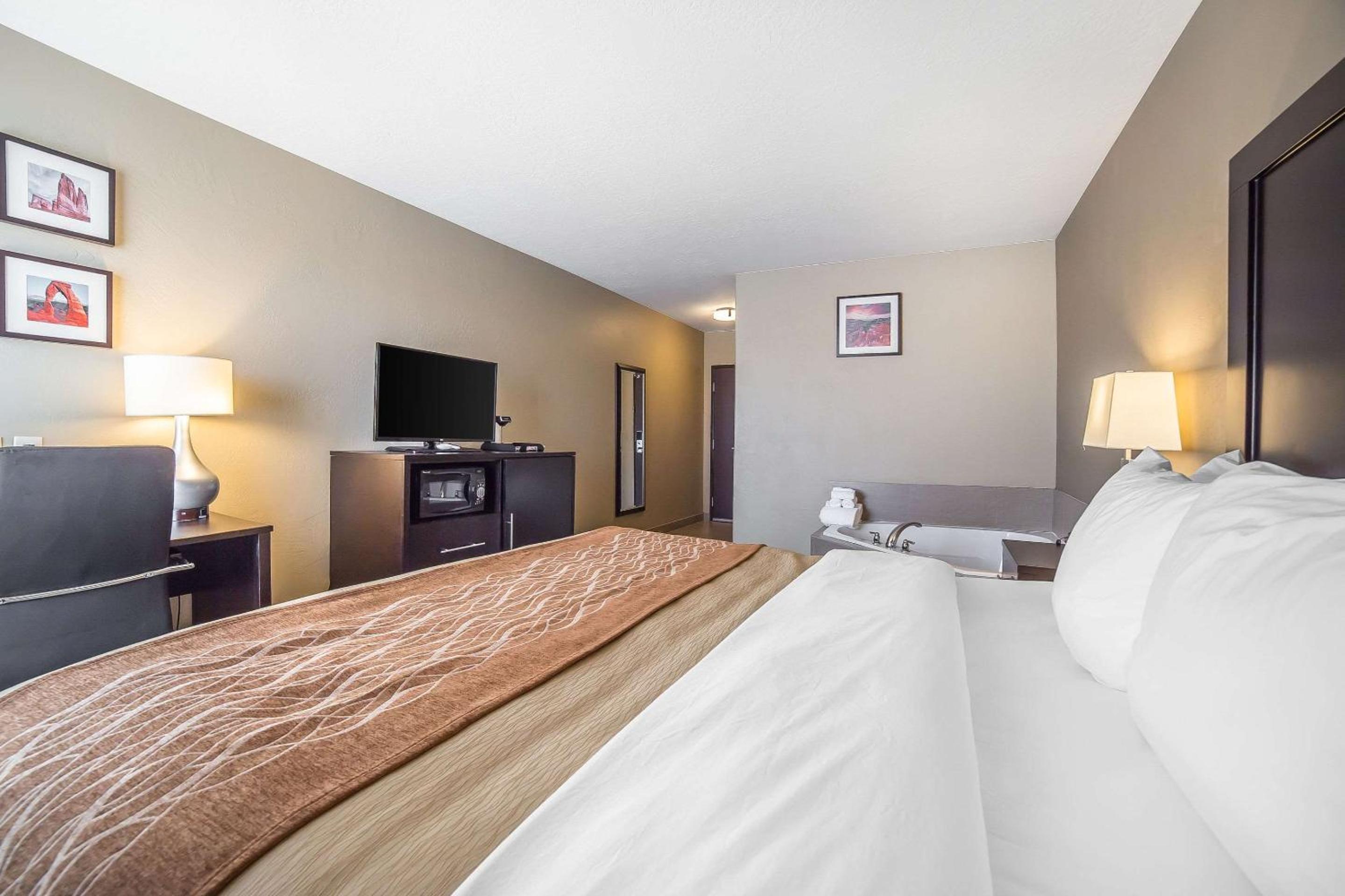 King Suite with Whirlpool - Non-Smoking photo 2