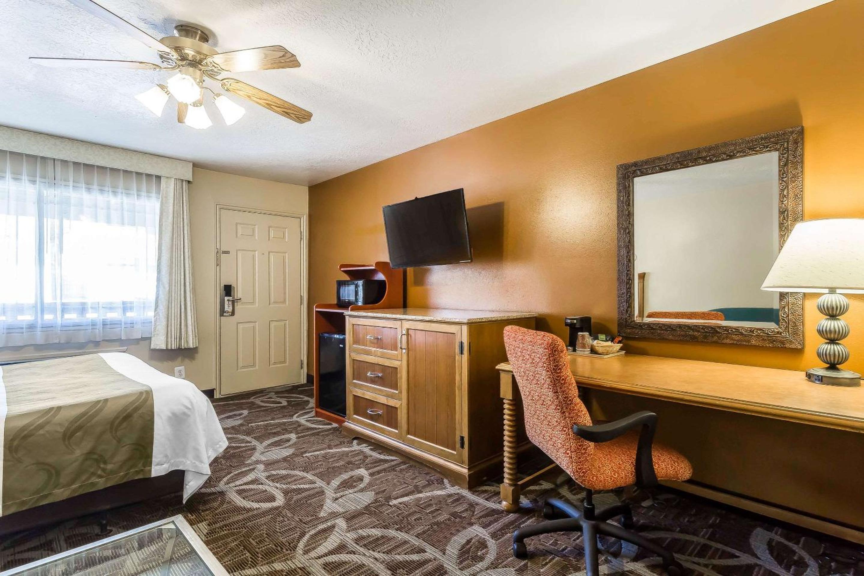 King Room - Non-Smoking photo 1