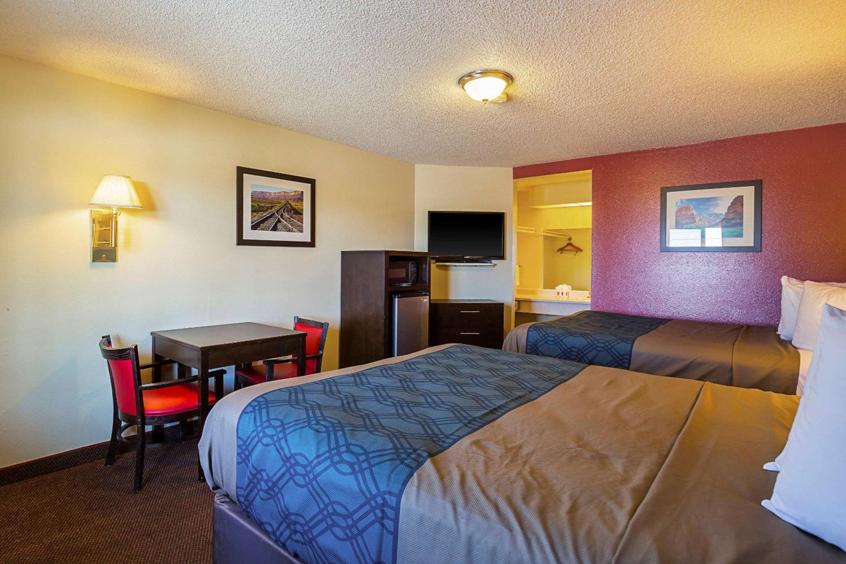 Queen Room with Two Queen Beds - Non-Smoking - Photo 2