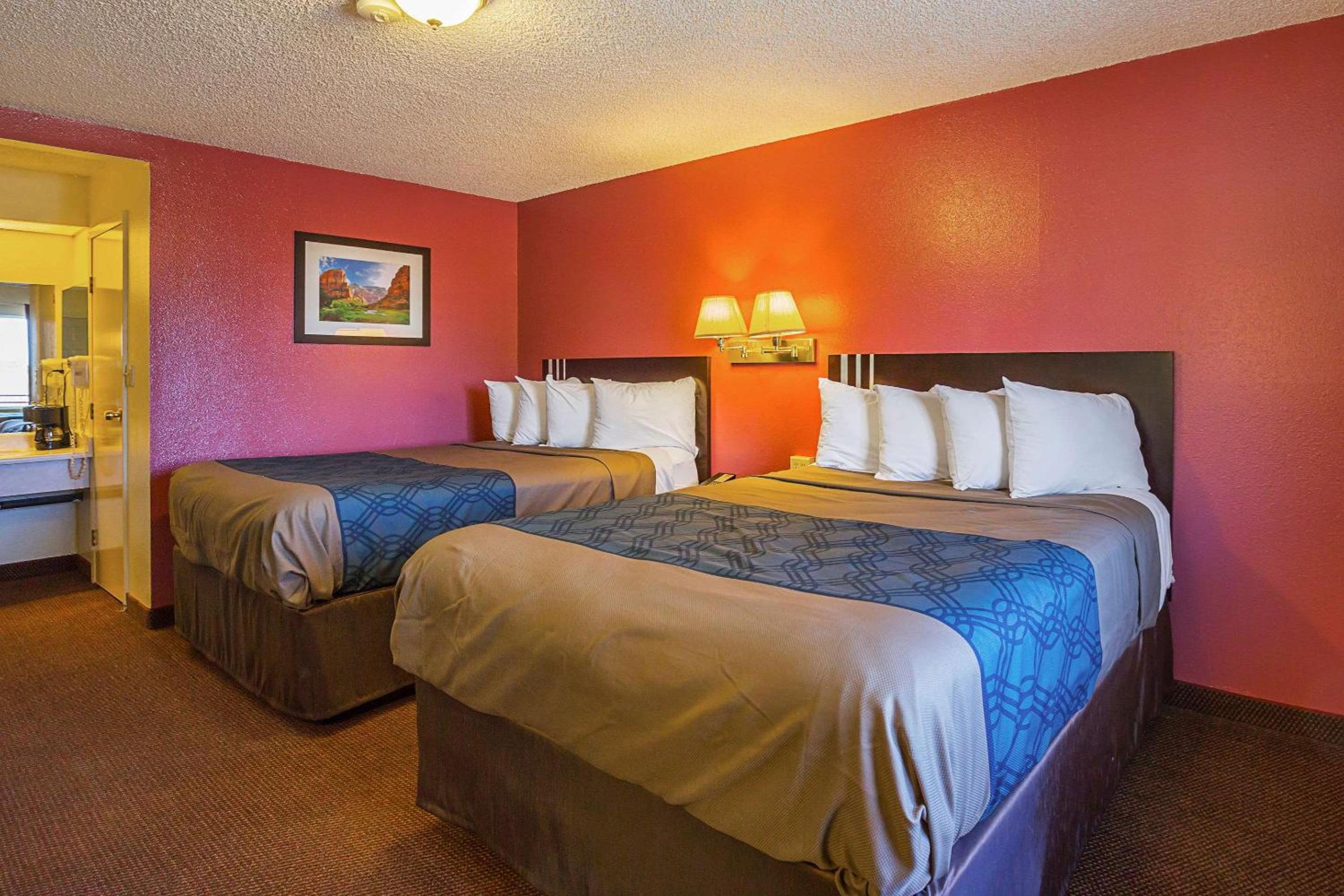 Queen Room with Two Queen Beds - Non-Smoking - Photo 3