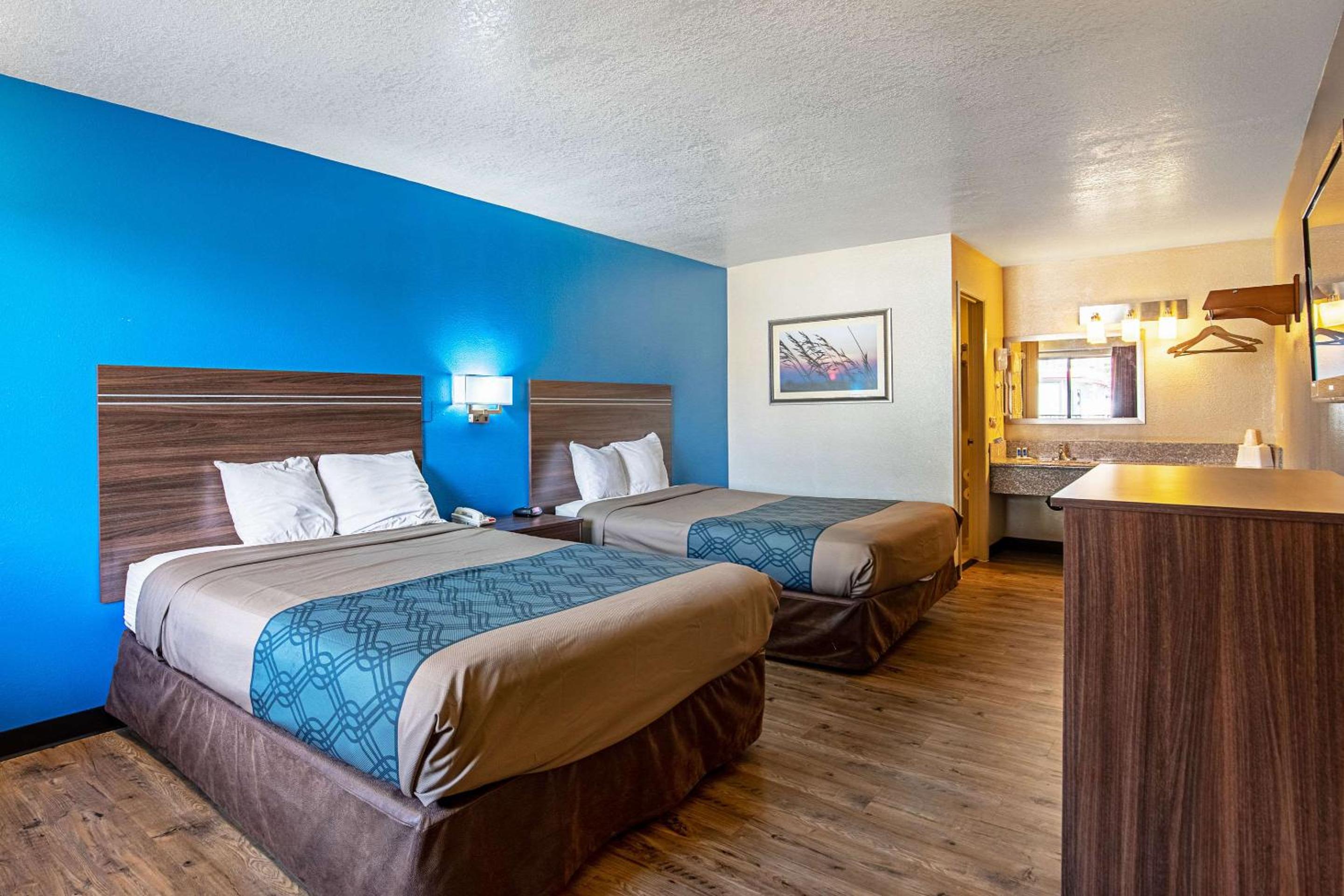 Queen Room with Two Queen Beds - Non-Smoking - Photo 1