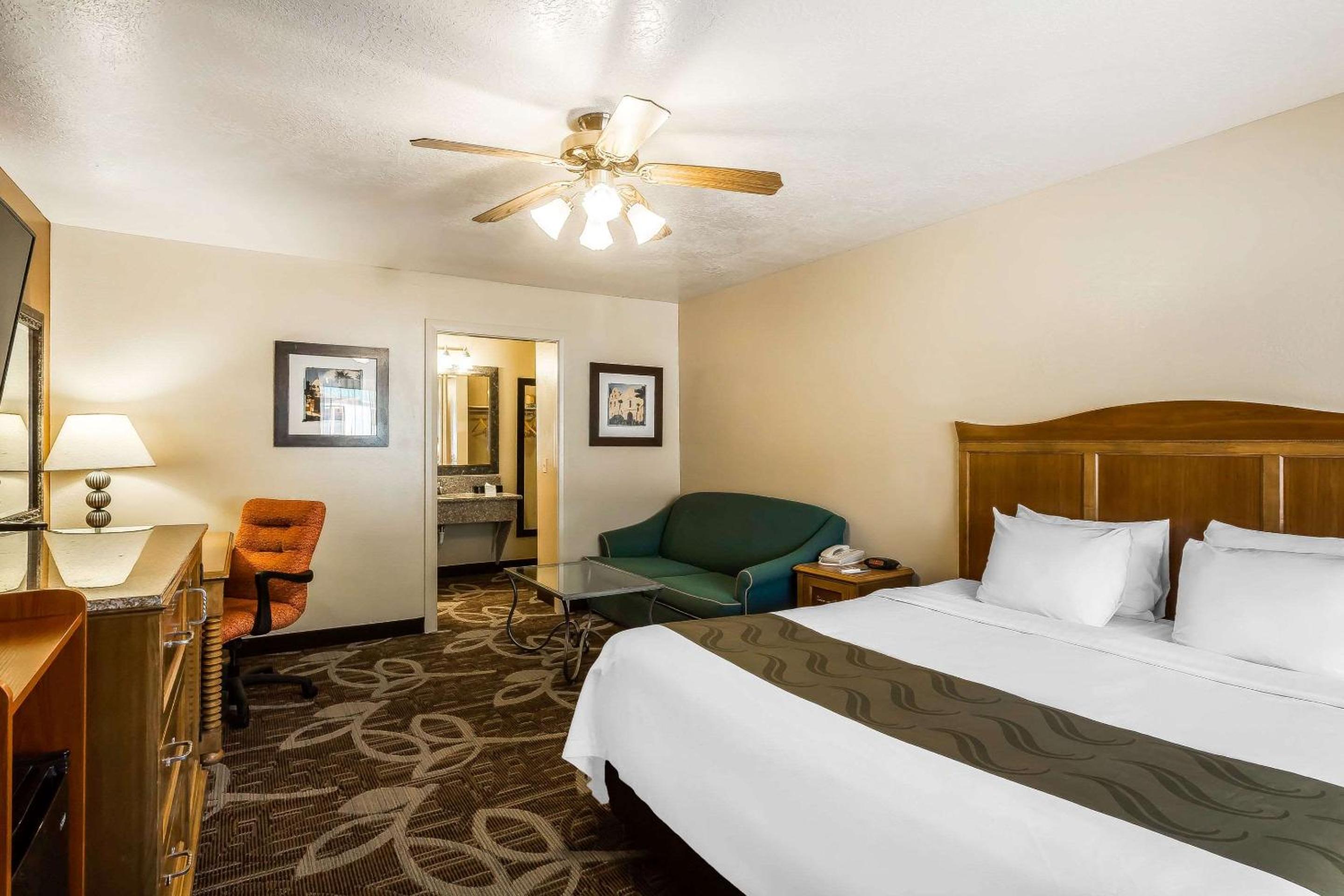 King Room - Non-Smoking photo 3