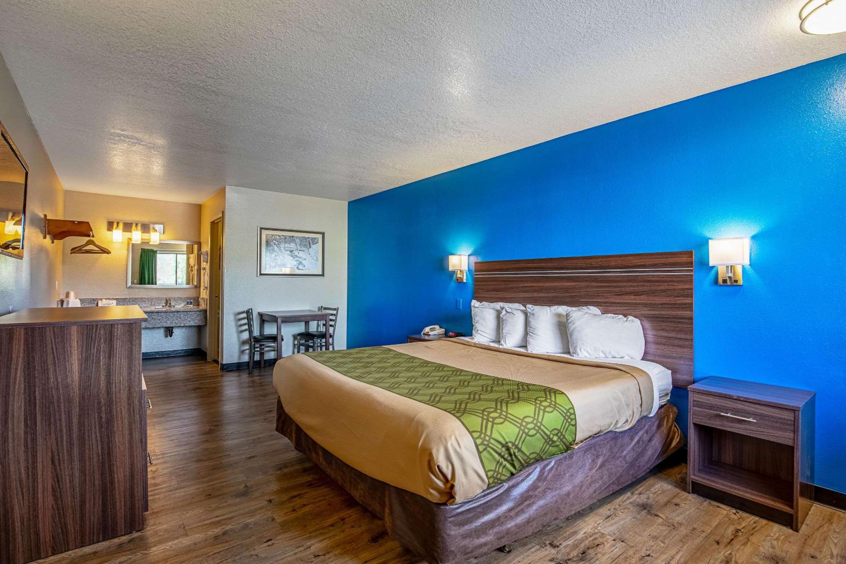 King Room - Non-Smoking - Photo 1