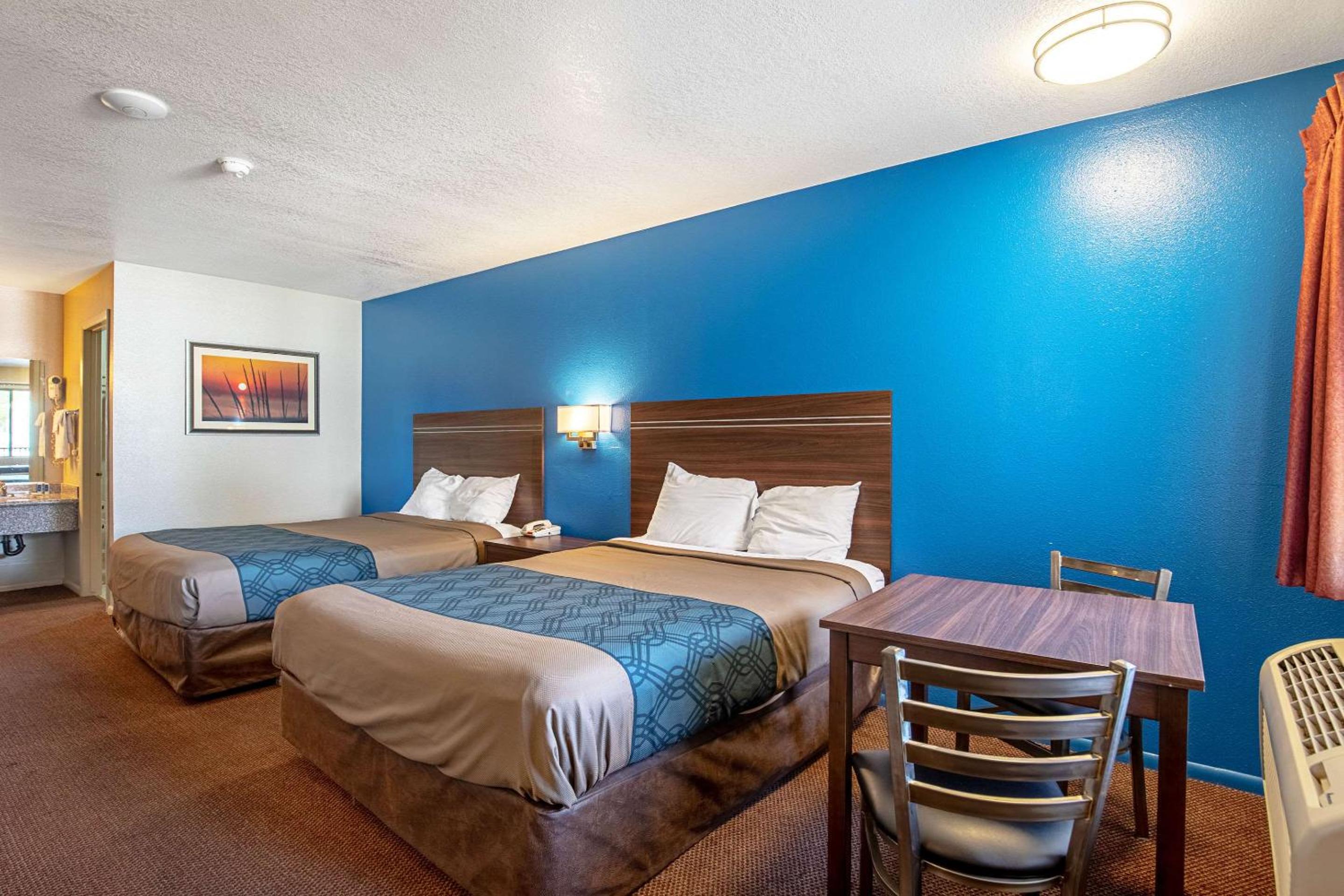 Queen Room with Two Queen Beds - Non-Smoking - Photo 4