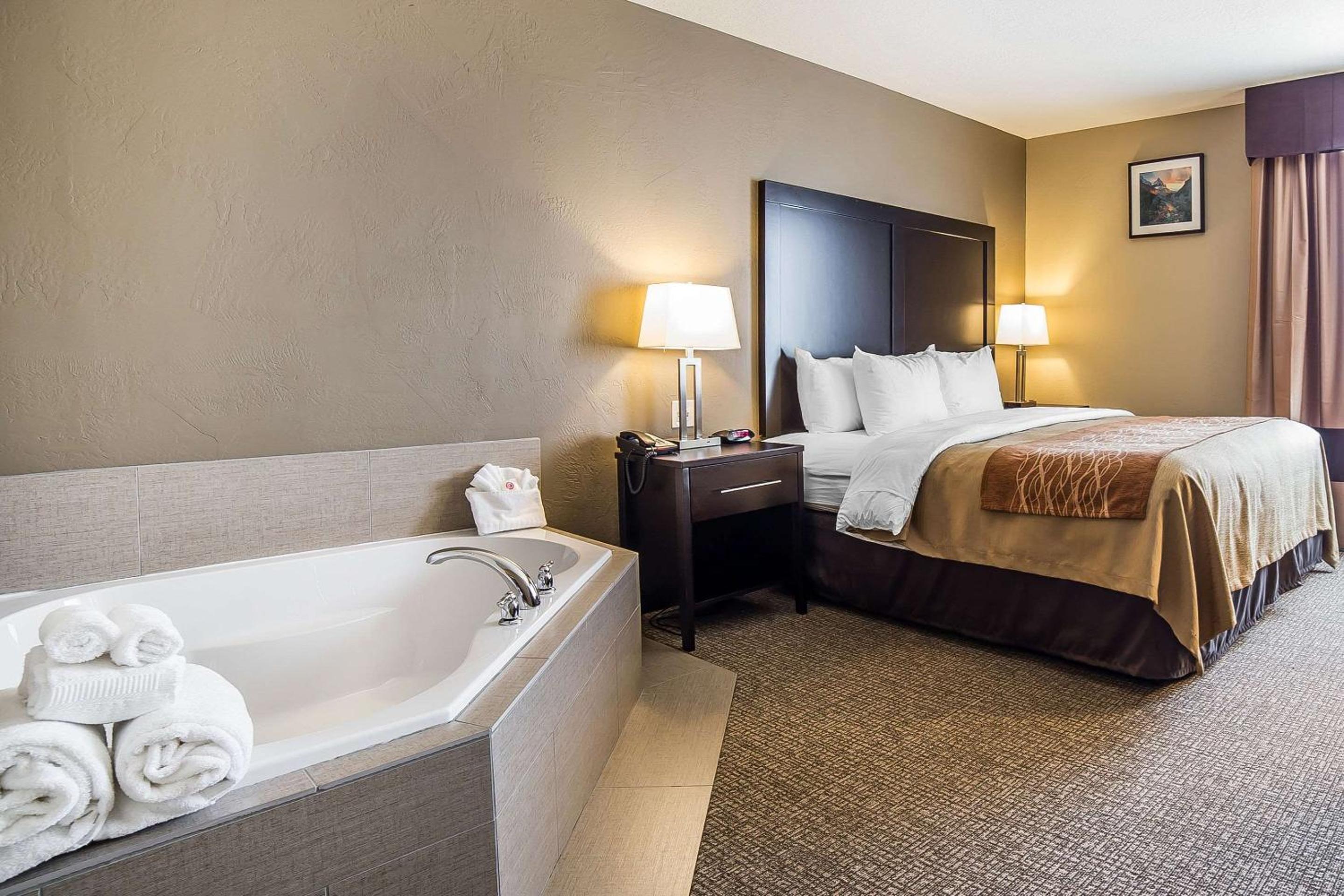 King Suite with Whirlpool - Non-Smoking photo 3