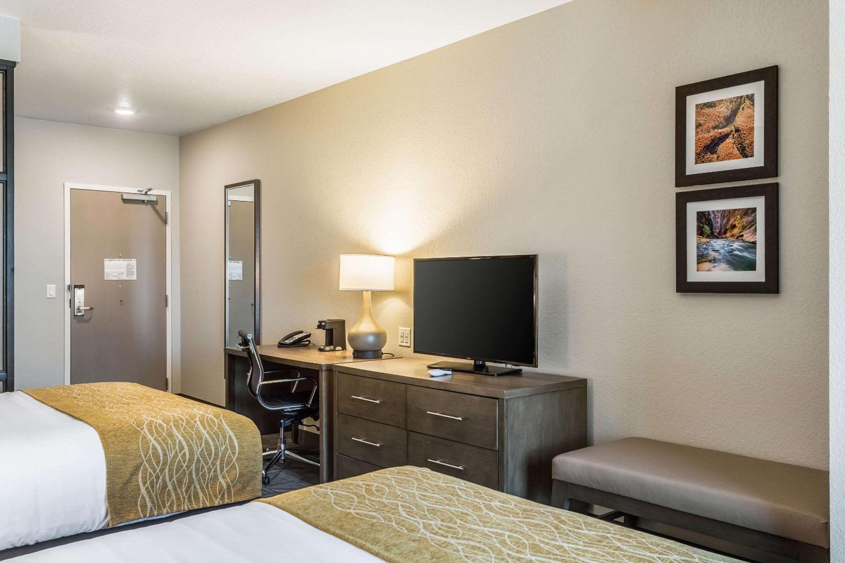Queen Suite with Two Queen Beds - Accessible/Non-Smoking photo 3