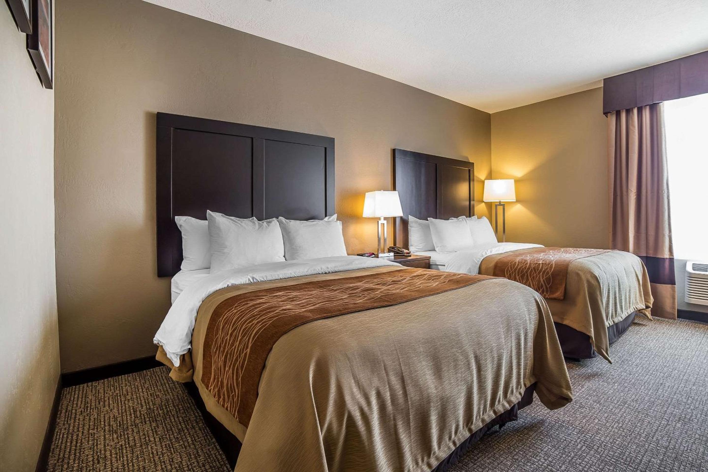 Queen Room with Two Queen Beds - Non-Smoking photo 3