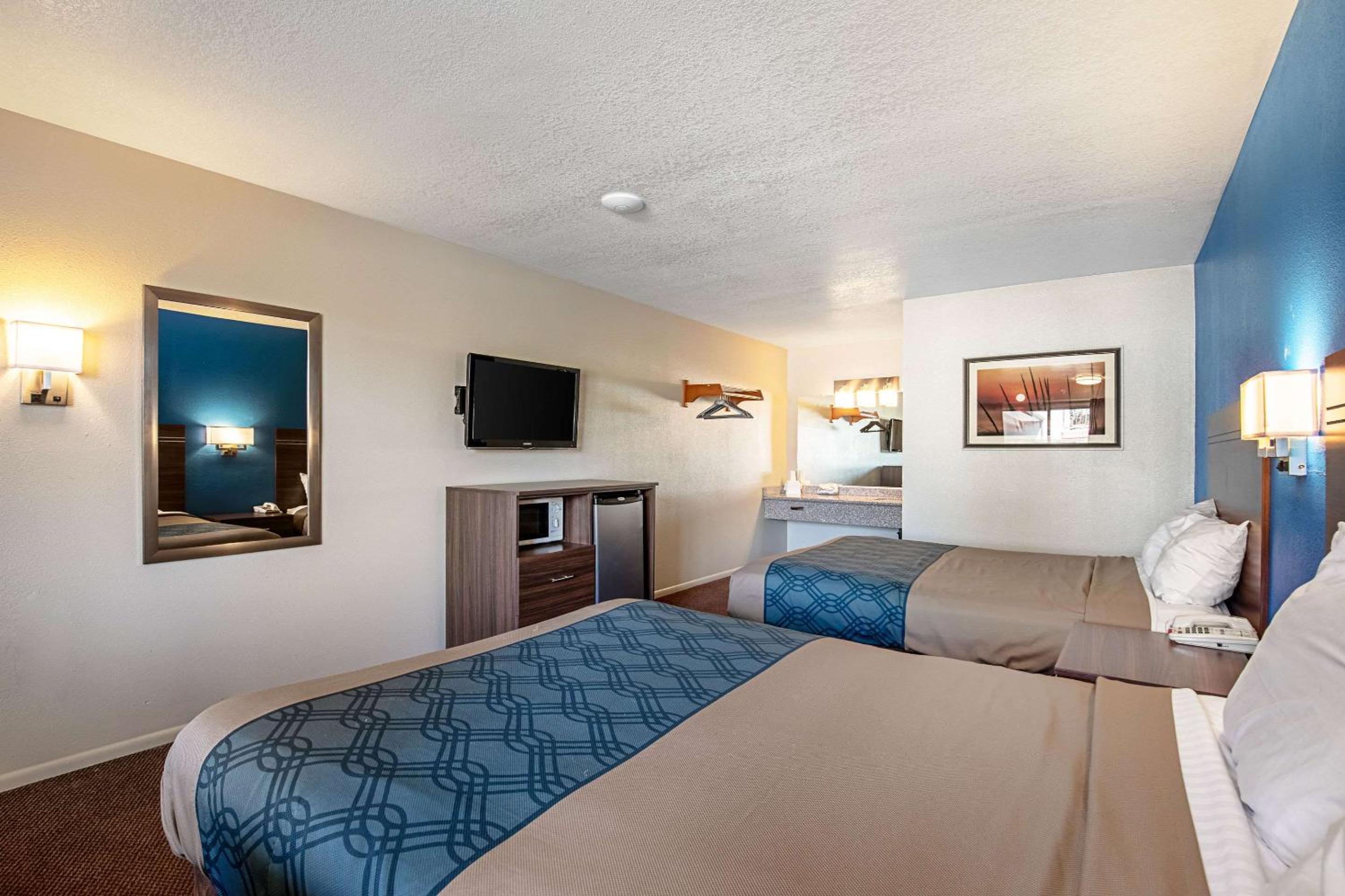 Queen Room with Two Queen Beds - Non-Smoking - Photo 3