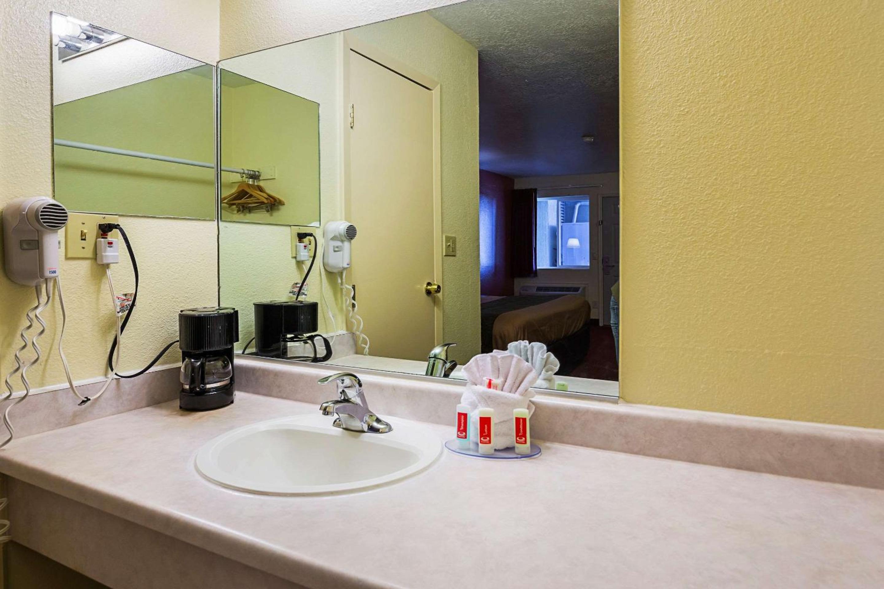 King Room - Non-Smoking - Photo 2